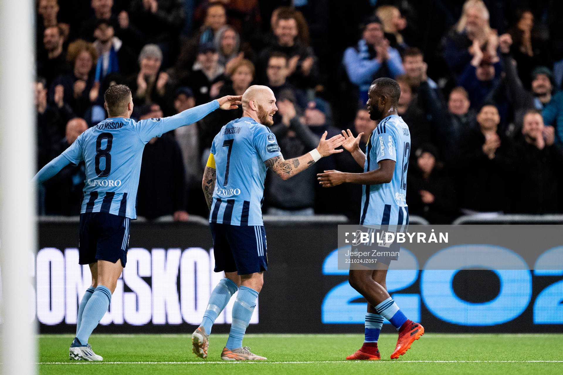 Djurgårdens Magnus Eriksson jublar med Elias Andersson och