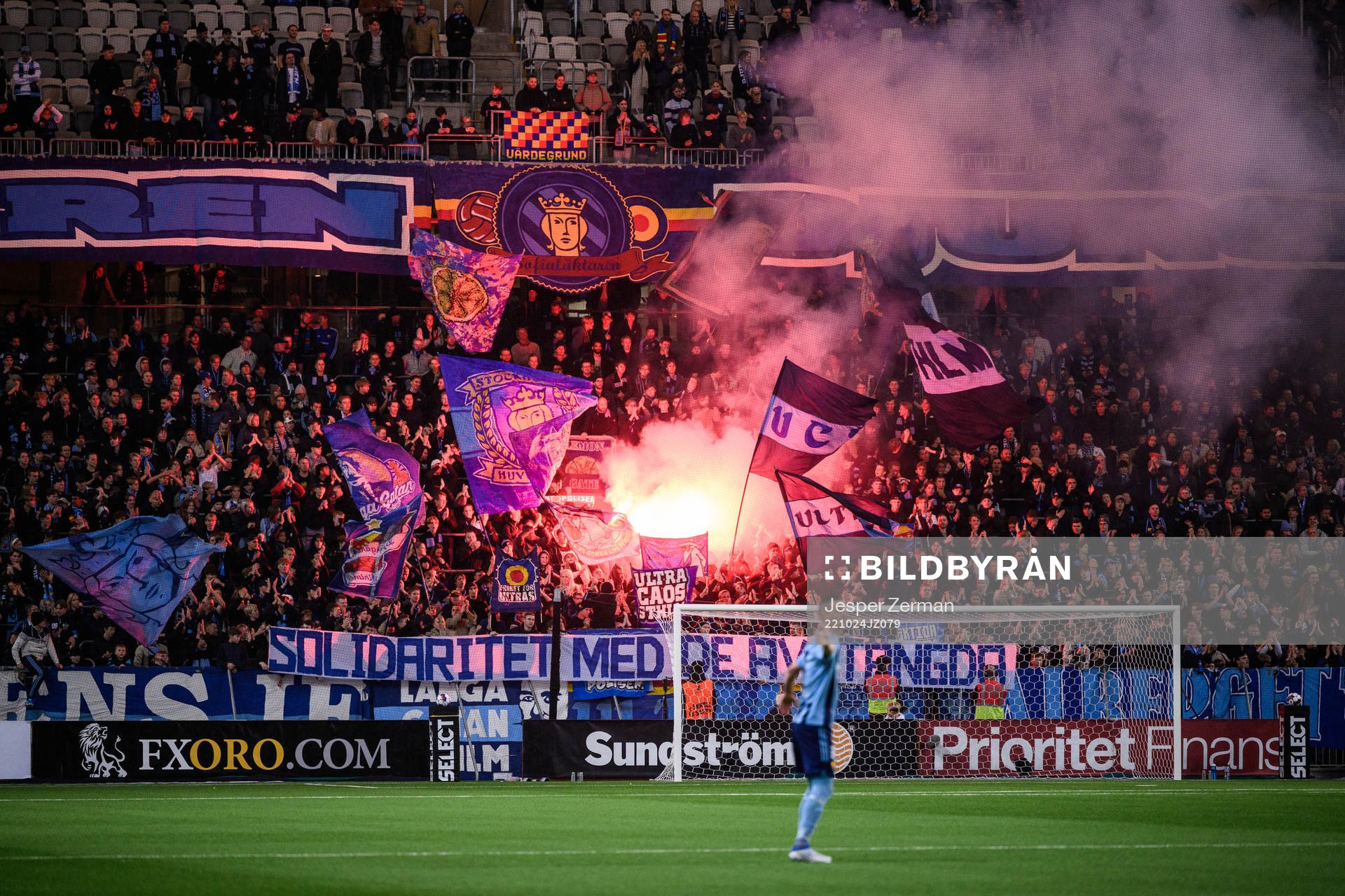 Djurgårdens supportrar bränner bengaler och håller upp