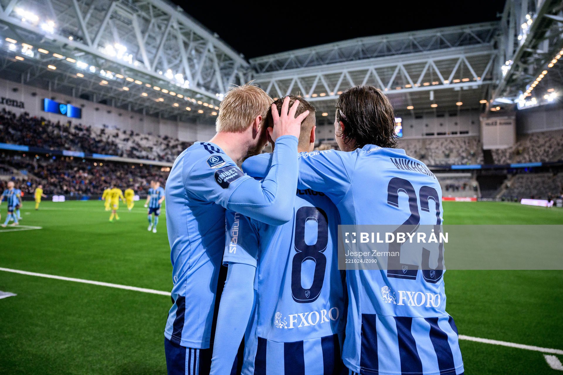 Djurgårdens Elias Andersson jublar med lagkamrater