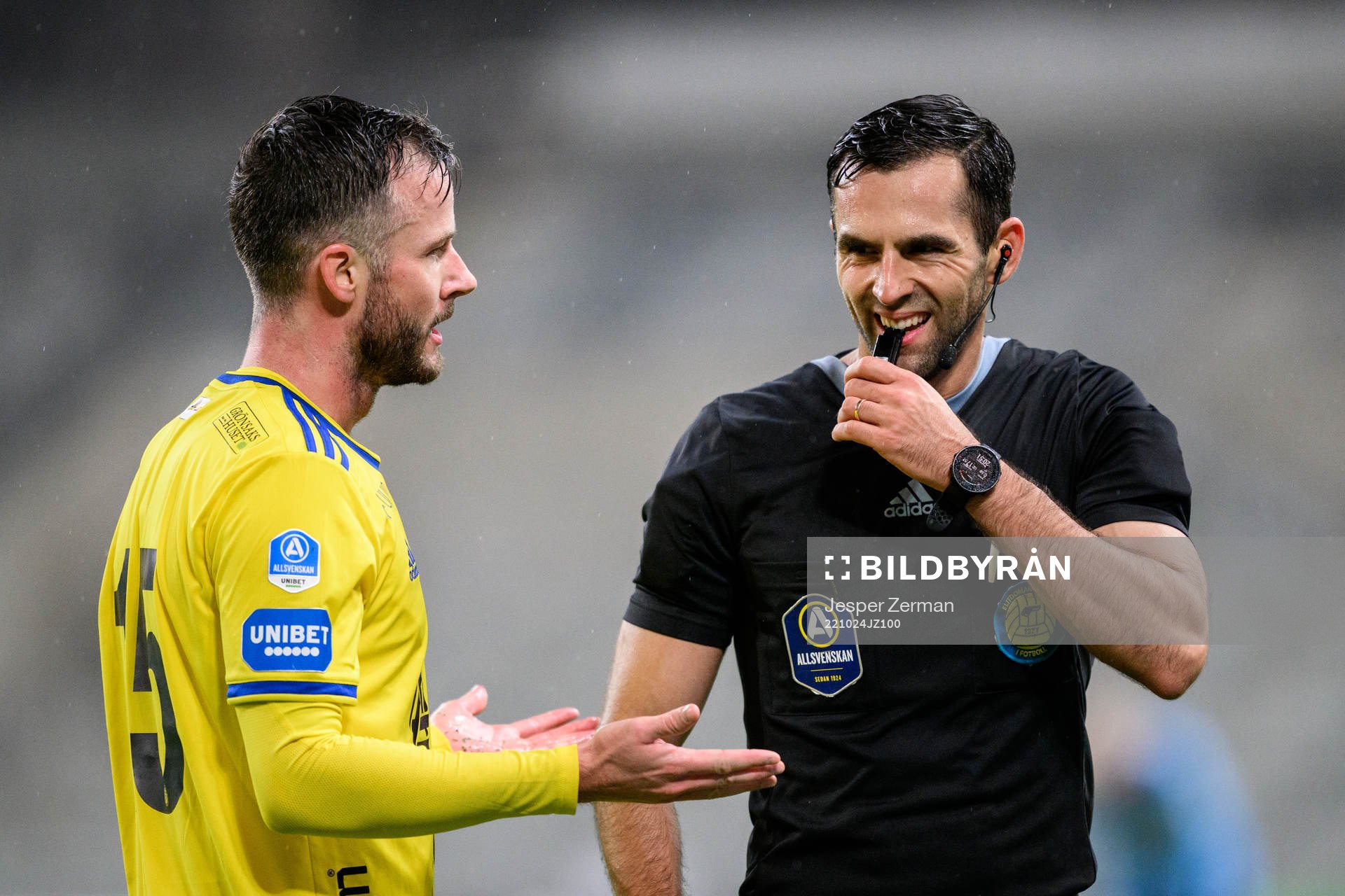 GIF Sundsvalls Robert Lundström och Domare Granit Maqedonci under fotbollsmatchen i Allsvenskan mellan Djurgården och GIF Sundsvall den 24 oktober 2022 i Stockholm. 