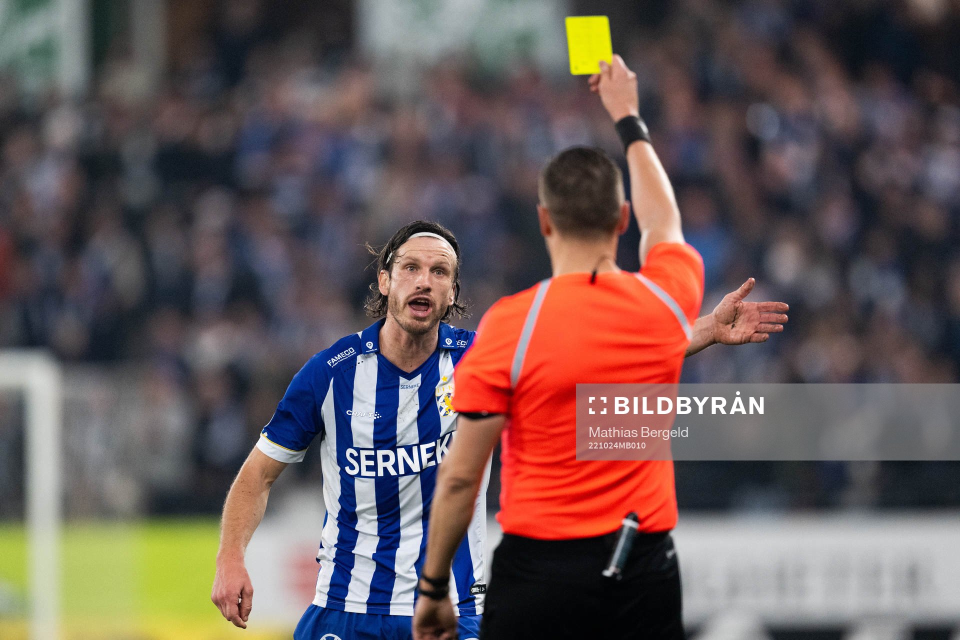 IFK Göteborgs Gustav Svensson får gult kort