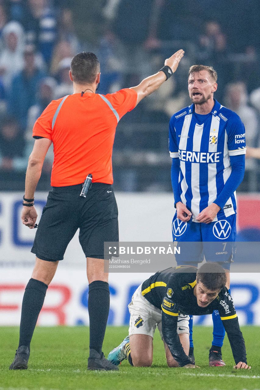 IFK Göteborgs Sebastian Eriksson reagerar mot Domare