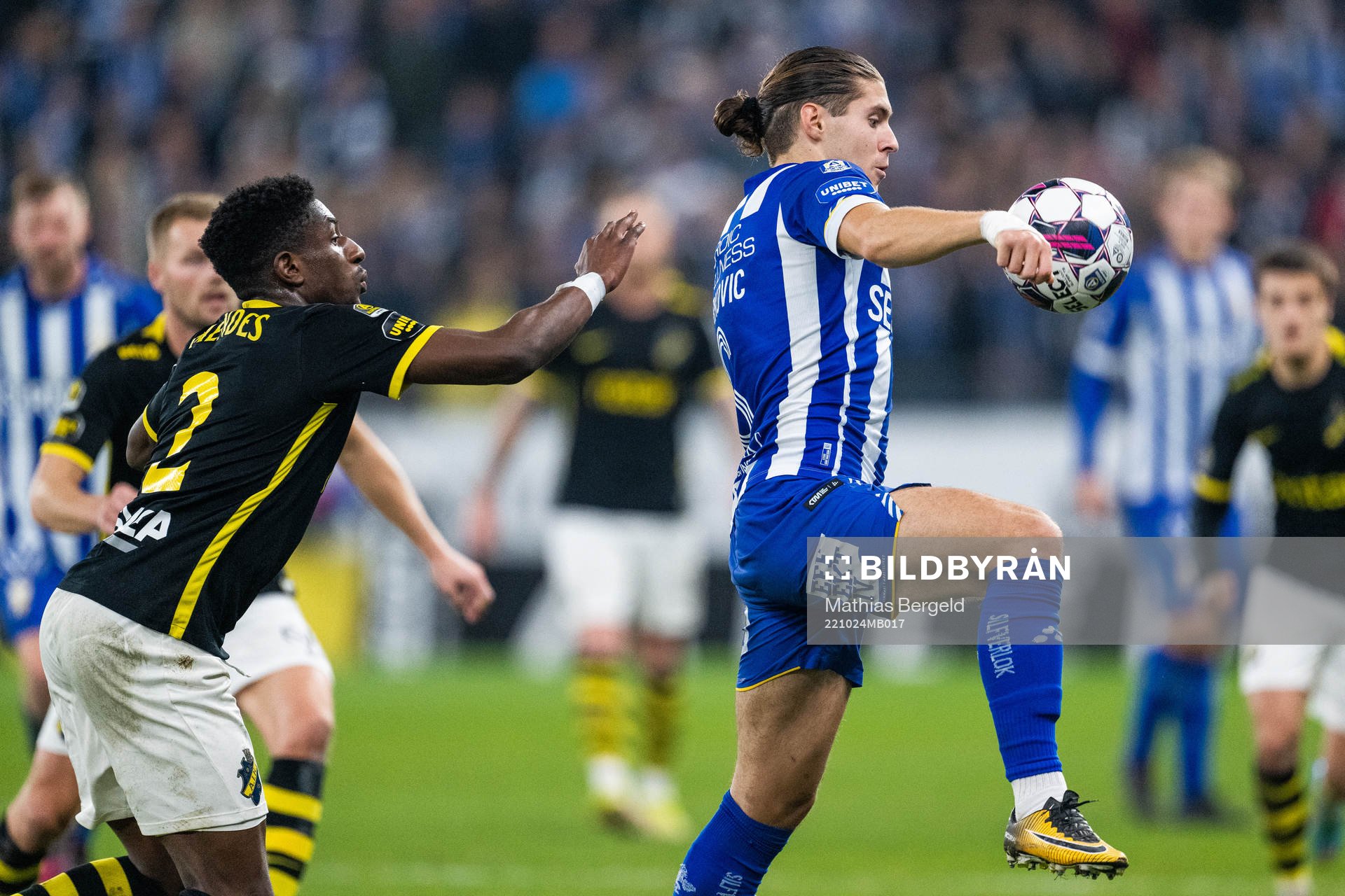 AIKs Josafat Mendes och IFK Göteborgs Eman Markovic under fotbollsmatchen i Allsvenskan mellan IFK Göteborg och AIK den 24 oktober 2022 i Göteborg.