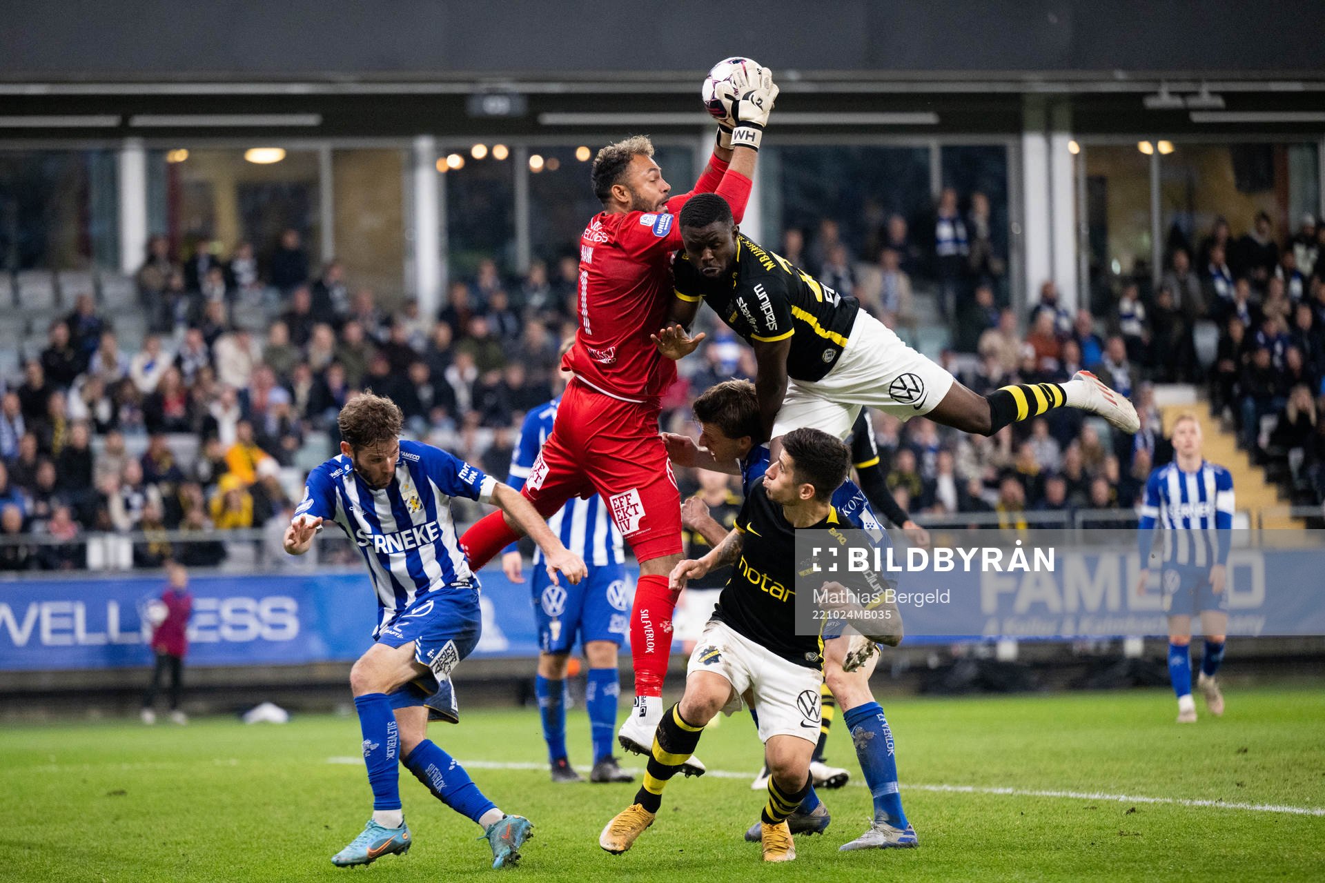 IFK Göteborgs målvakt Warner Hahn i kamp med AIKs Benjamin Mbunga Kimpioka och Nicolas Stefanelli under fotbollsmatchen i Allsvenskan mellan IFK Göteborg och AIK den 24 oktober 2022 i Göteborg.