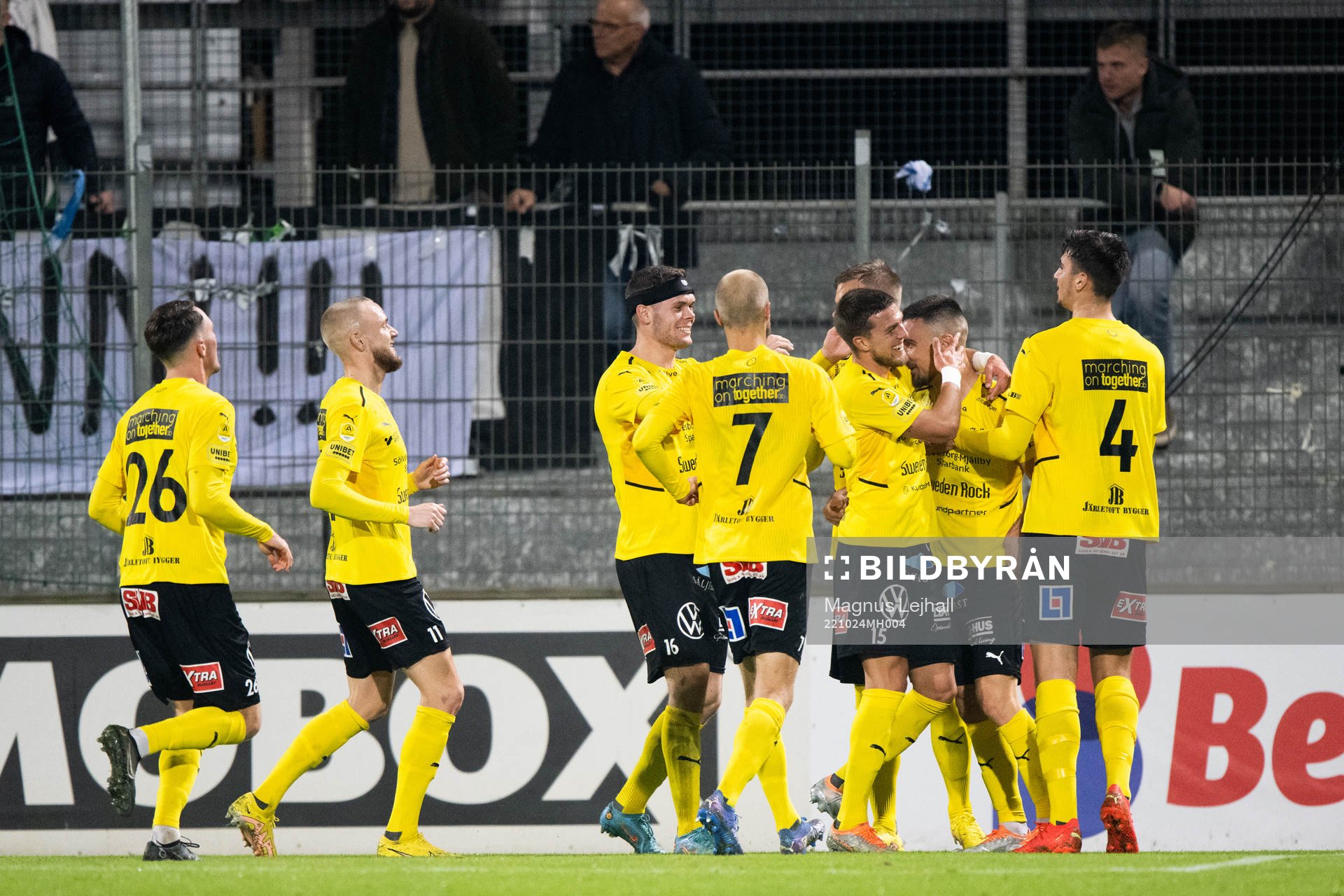 Mjällbys Carlos Moros Gracia jublar med lagkamrater