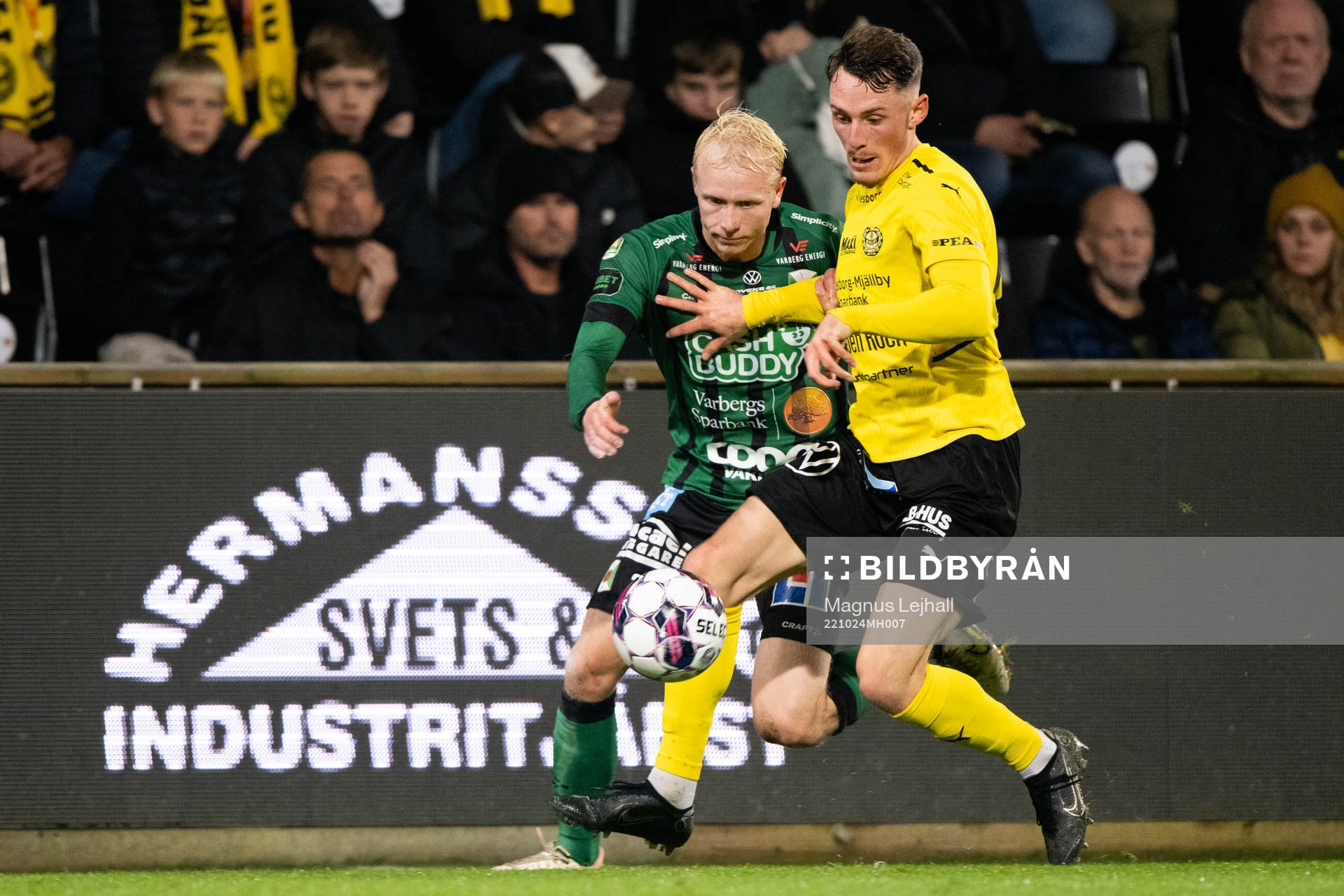 Varbergs Andre Boman och Mjällbys Noah Persson under fotbollsmatchen i Allsvenskan mellan Mjällby och Varberg den 24 oktober 2022 i Hällevik.