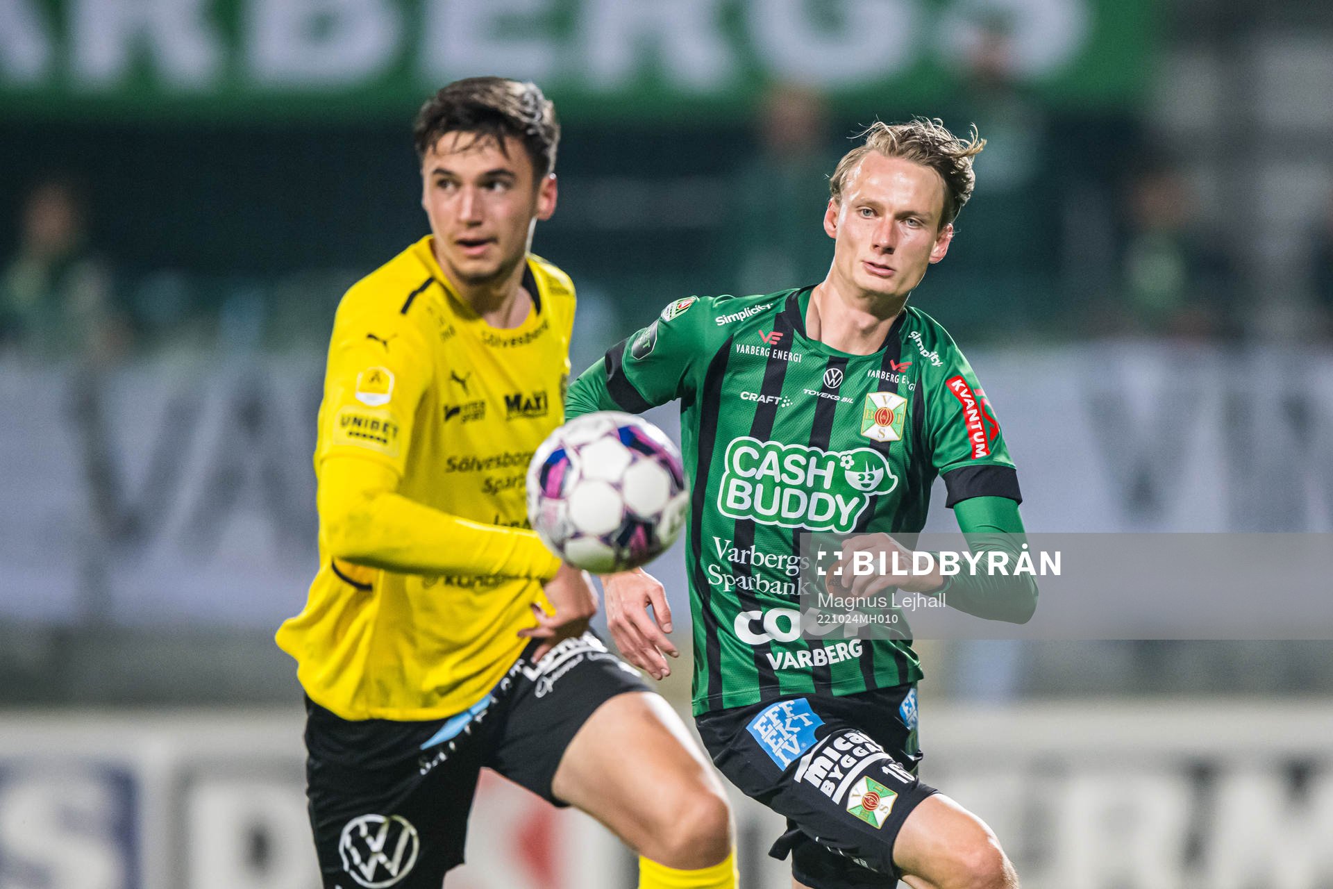 Mjällbys Noah Eile och Varbergs Alexander Johansson
