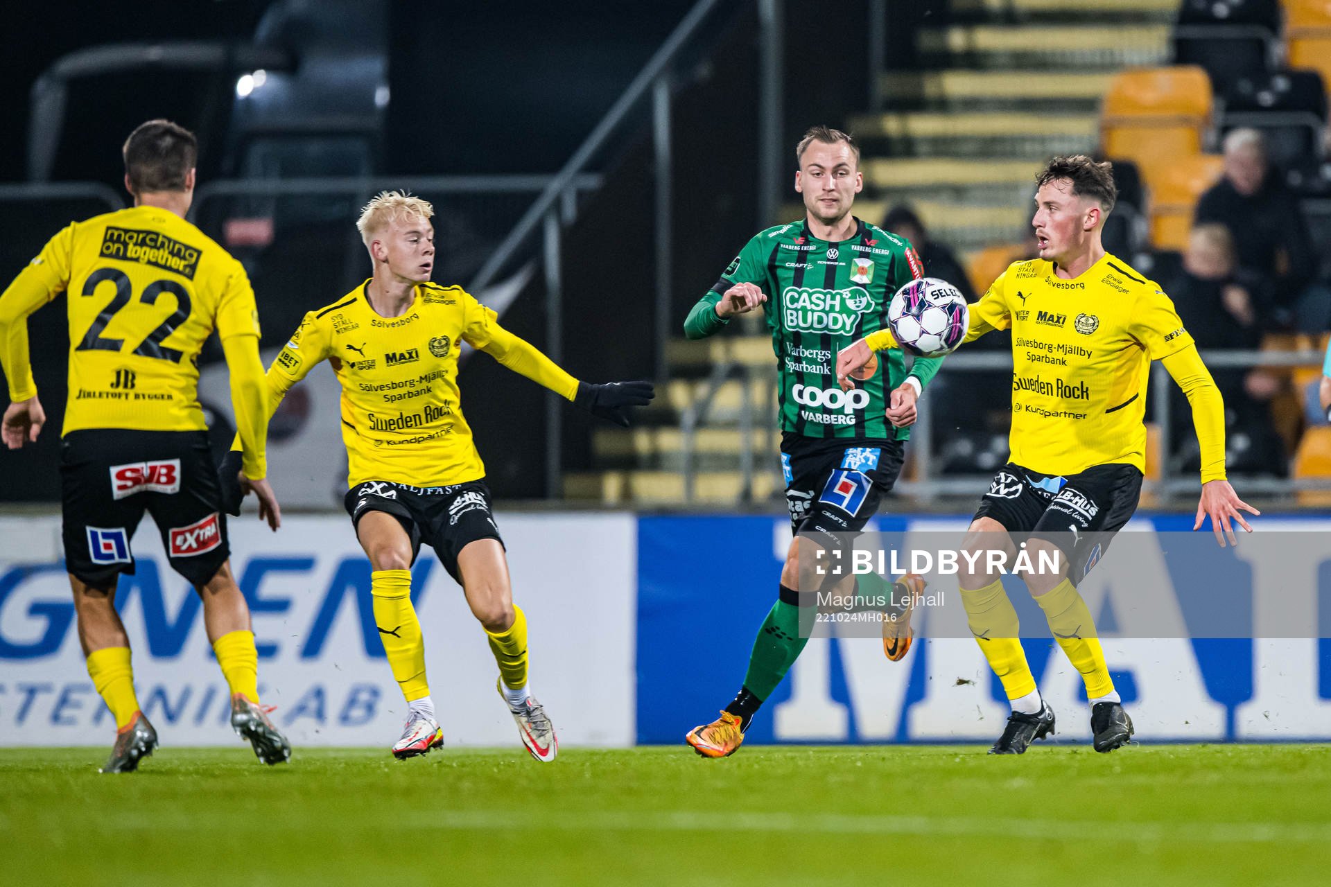Mjällbys Noah Persson och Varbergs Filip Bohman