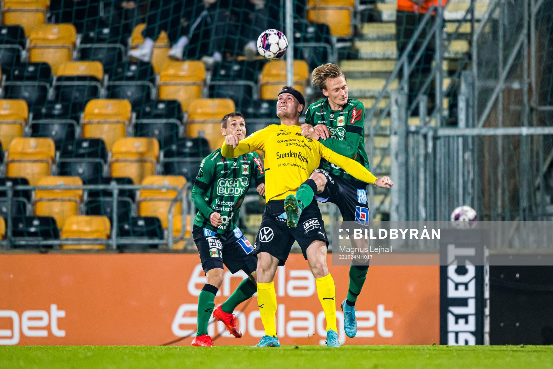 Mjällbys Jacob Bergström och Varbergs Alexander Johansson under fotbollsmatchen i Allsvenskan mellan Mjällby och Varberg den 24 oktober 2022 i Hällevik.