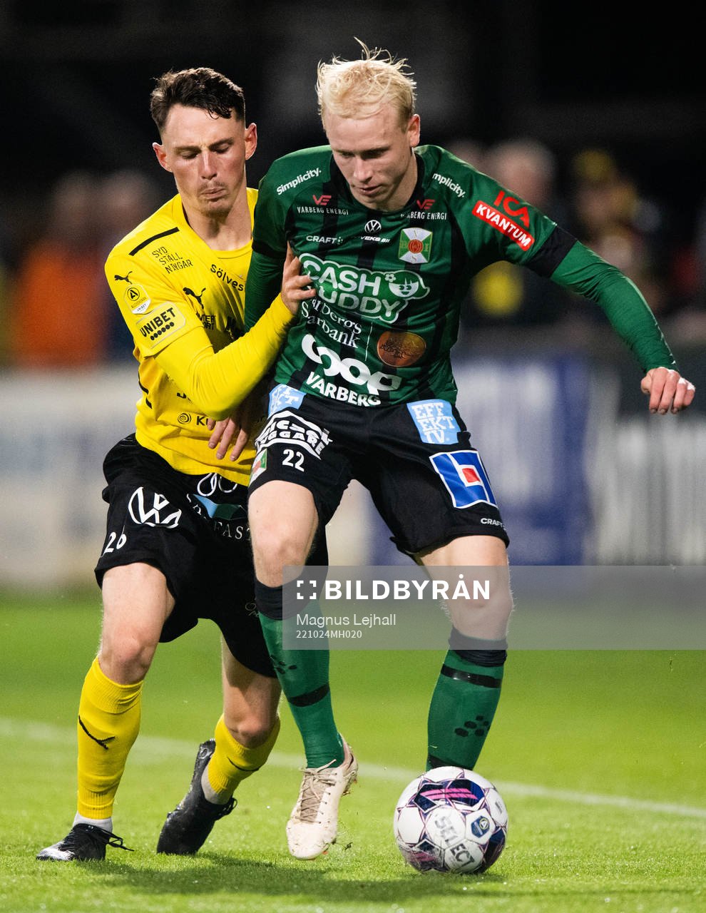 Varbergs Andre Boman och Mjällbys Noah Persson