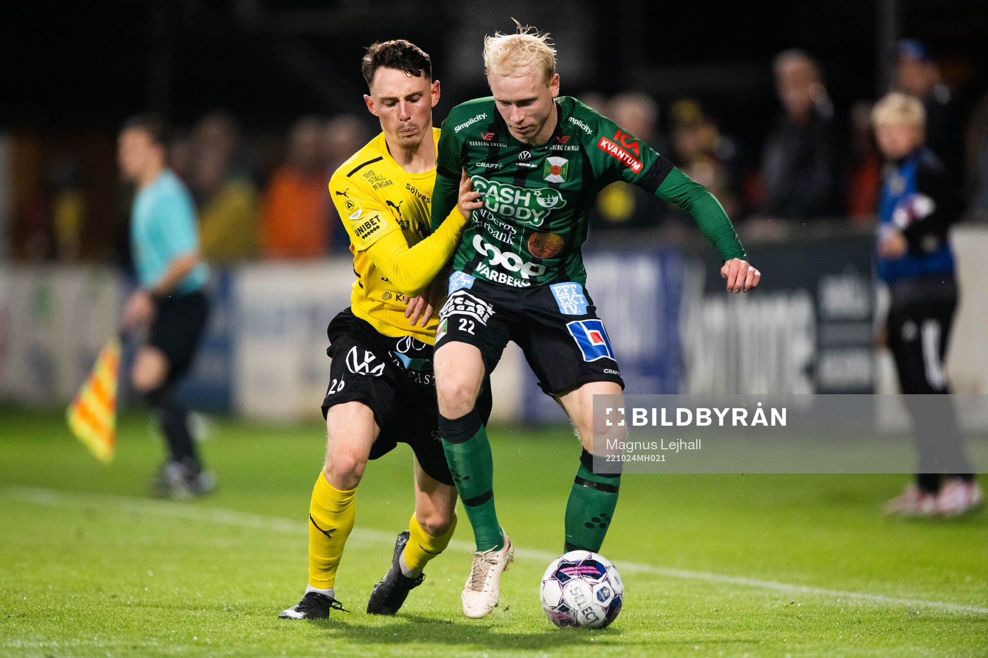 Varbergs Andre Boman och Mjällbys Noah Persson