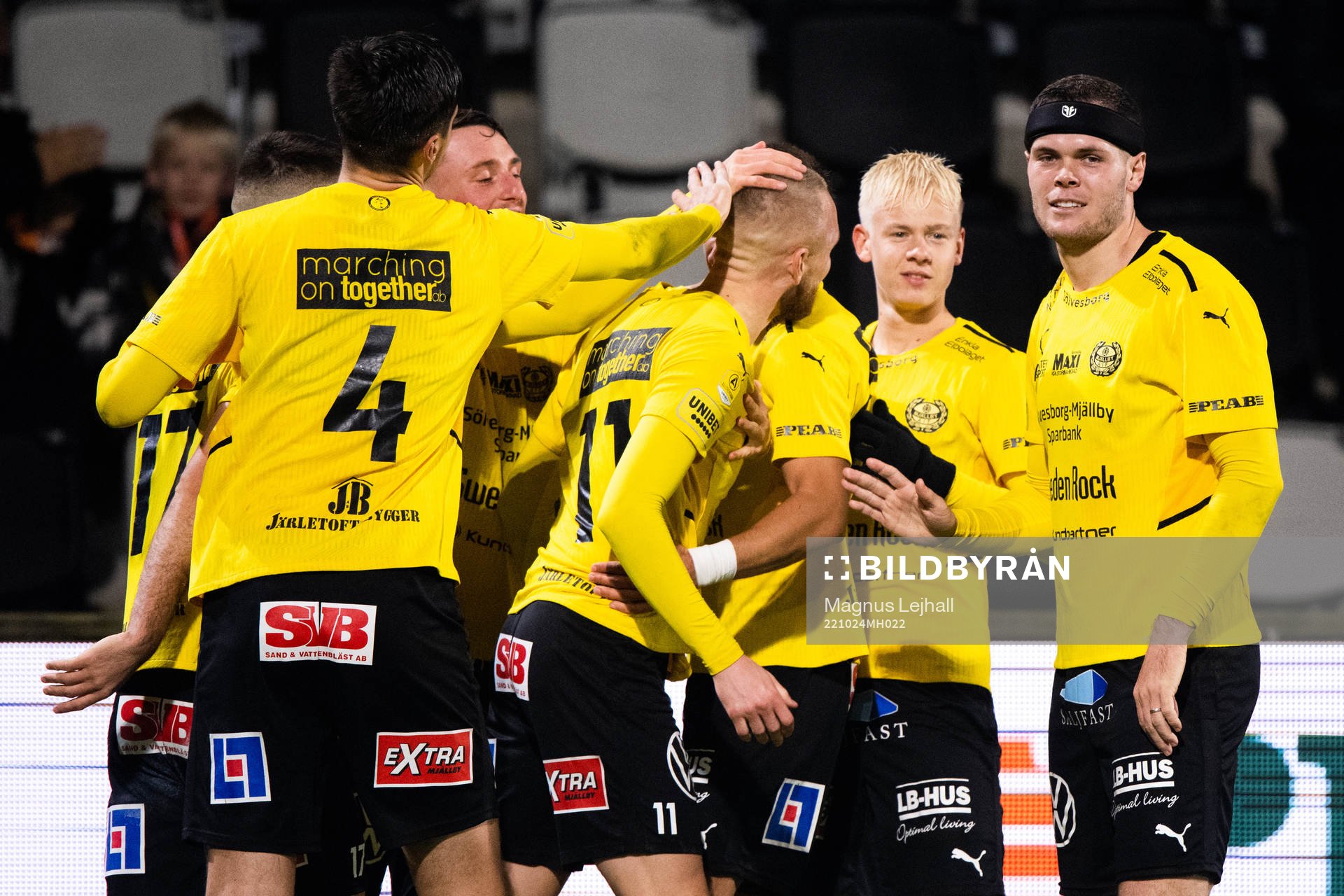 Mjällbys Adam Ståhl jublar med lagkamrater