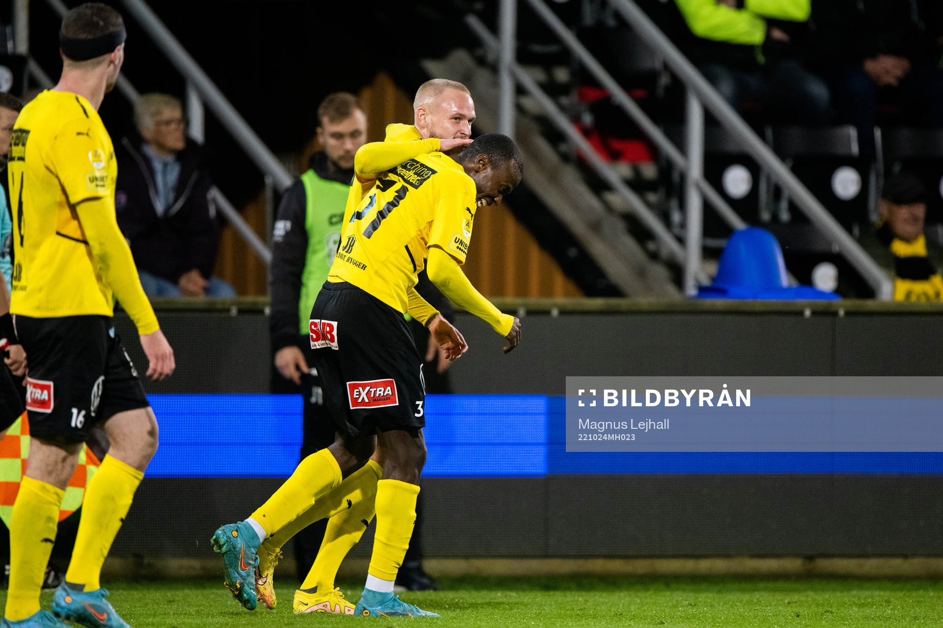 Mjällbys Adam Ståhl och Silas Nwankwo jublar