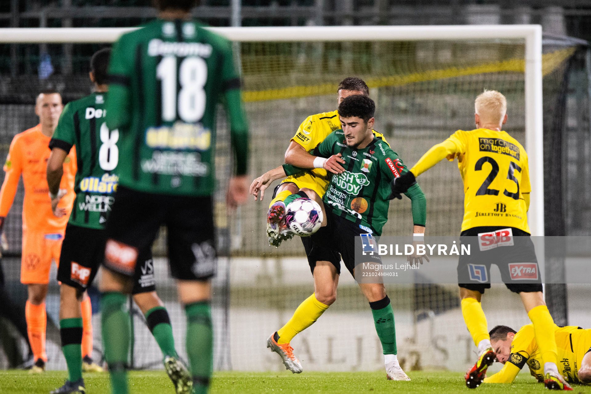 Varbergs Ismet Lushaku och Mjällbys Ivan Kricak