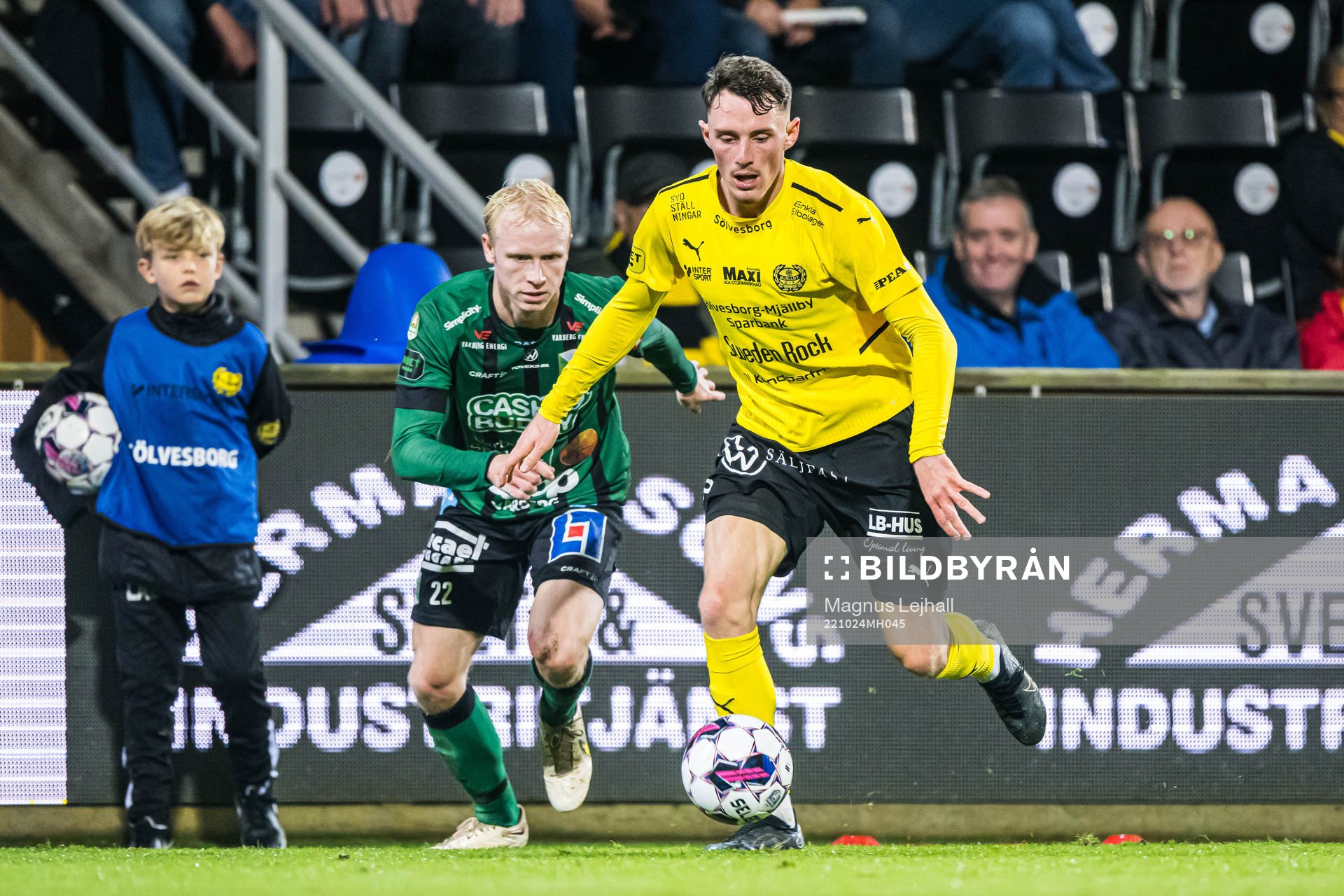 Mjällbys Noah Persson och Varbergs Andre Boman