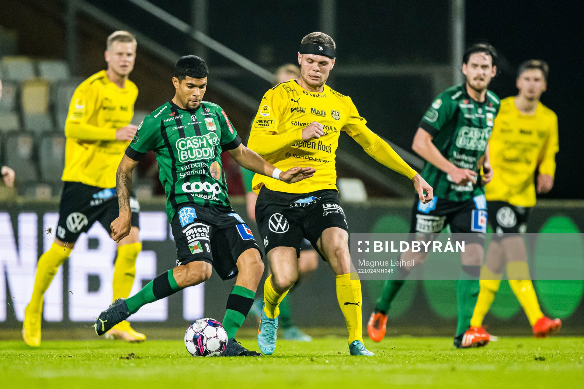 Varbergs Luke Le Roux och Mjällbys Jacob Bergström