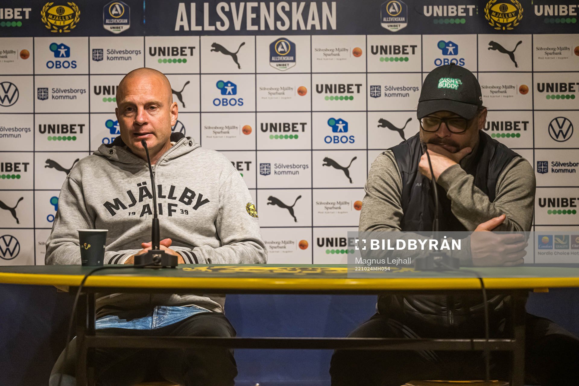 Mjällbys tränare Andreas Brännström och Varbergs huvudtränare Joakim Persson under presskonferensen efter fotbollsmatchen i Allsvenskan mellan Mjällby och Varberg den 24 oktober 2022 i Hällevik.
