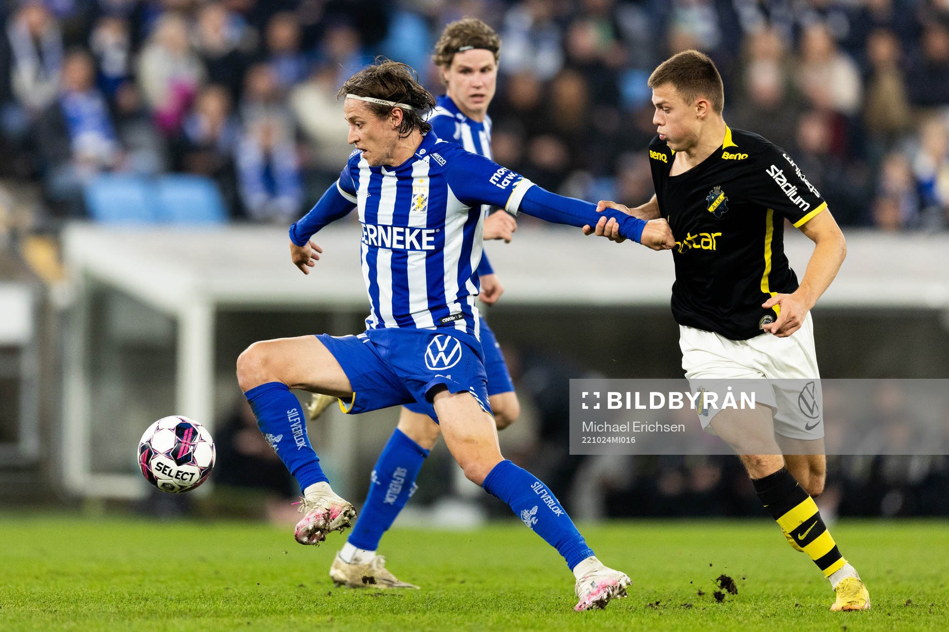 IFK Göteborgs Simon Thern och AIKs Erik Ring under fotbollsmatchen i Allsvenskan mellan IFK Göteborg och AIK den 24 oktober 2022 i Göteborg.