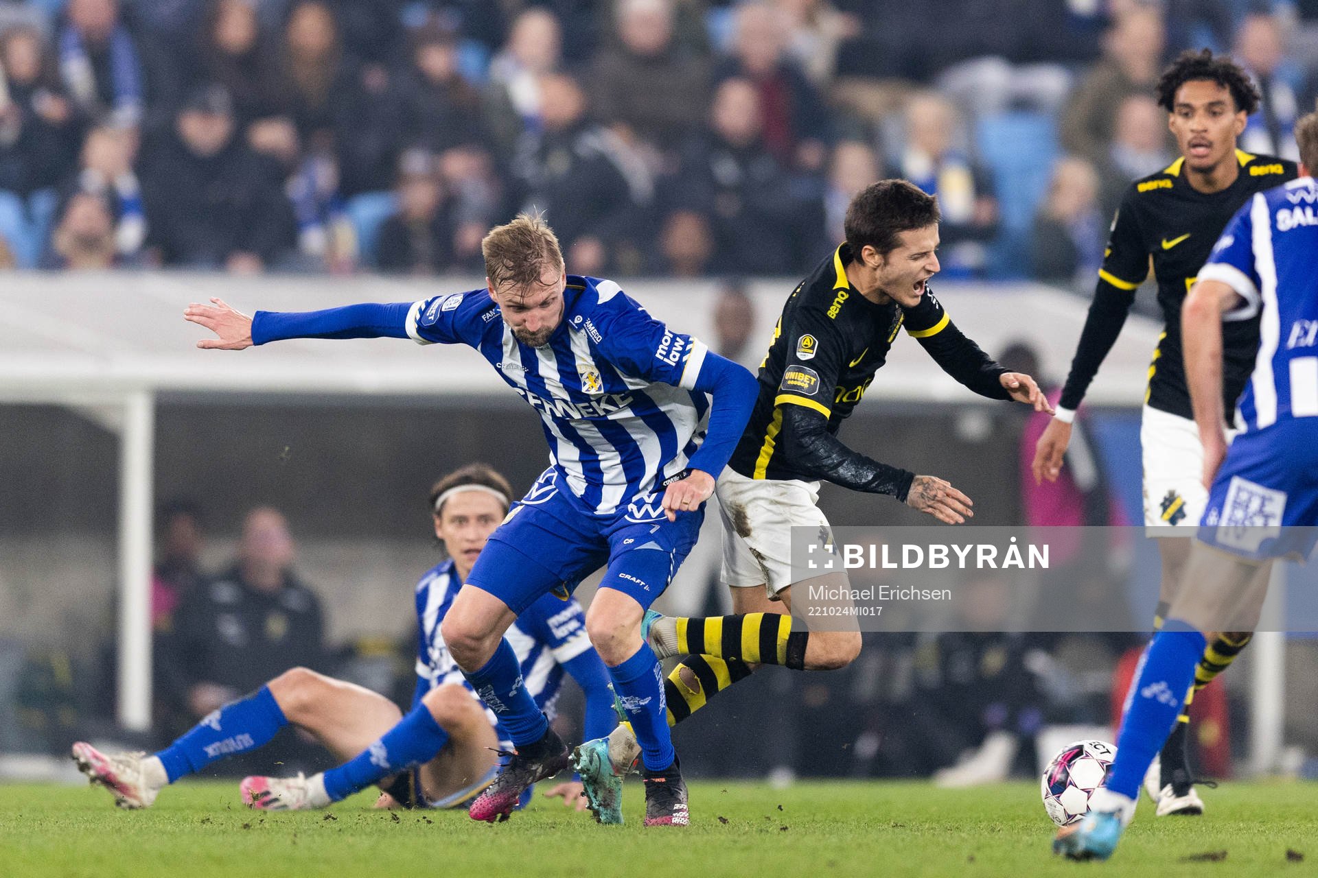 IFK Göteborgs Sebastian Eriksson tacklar AIKs Vincent Thill under fotbollsmatchen i Allsvenskan mellan IFK Göteborg och AIK den 24 oktober 2022 i Göteborg. 