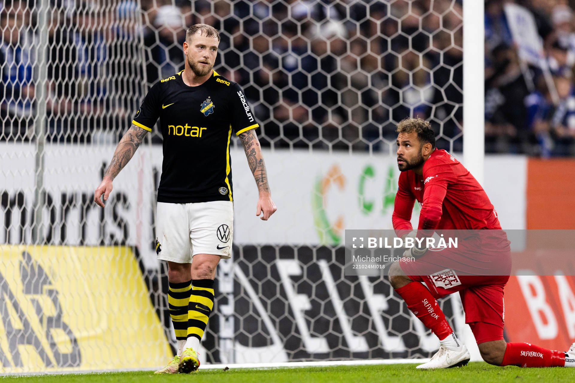 AIKs John Guidetti bredvid IFK Göteborgs målvakt Warner