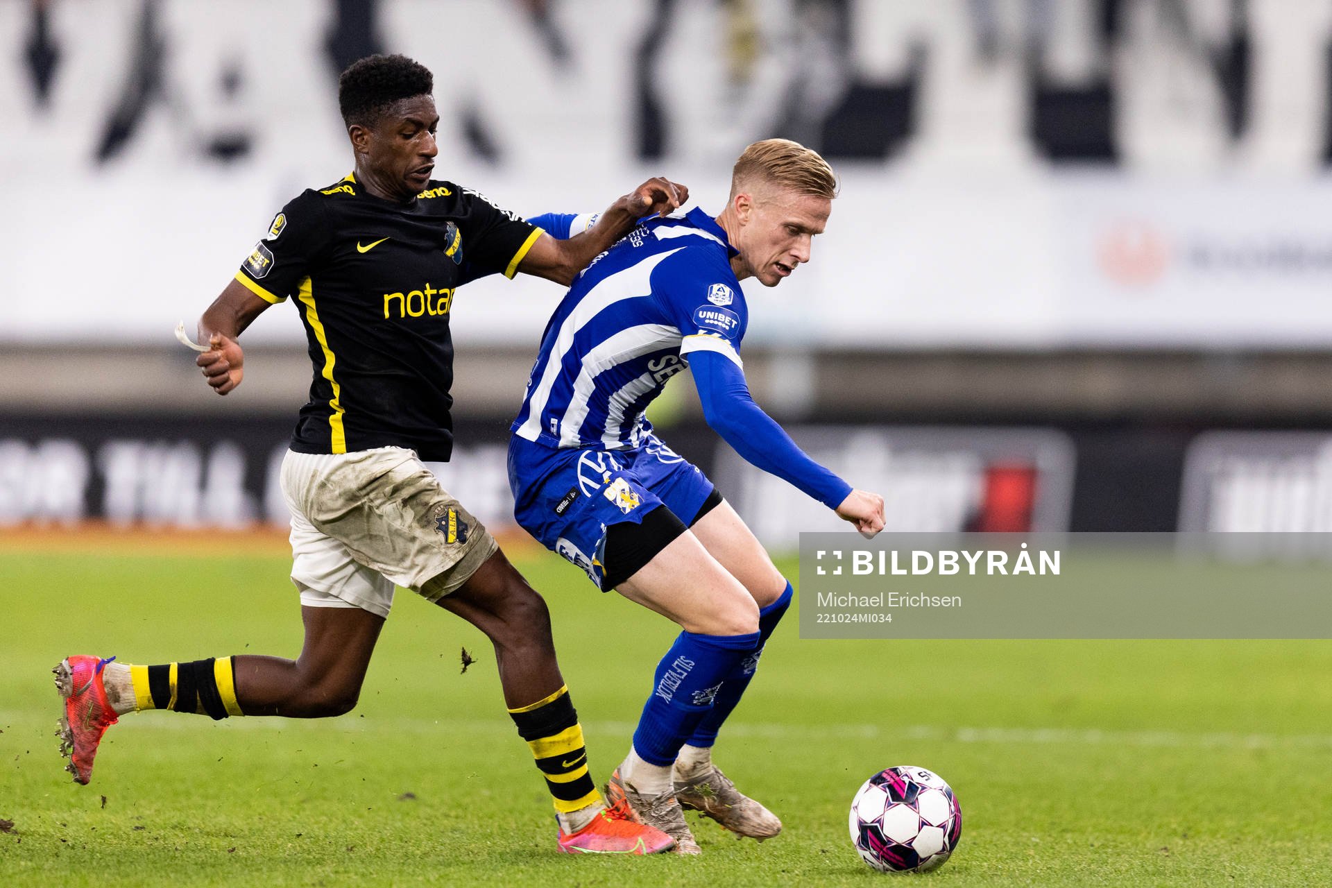 AIKs Josafat Mendes och IFK Göteborgs Oscar Wendt under fotbollsmatchen i Allsvenskan mellan IFK Göteborg och AIK den 24 oktober 2022 i Göteborg.