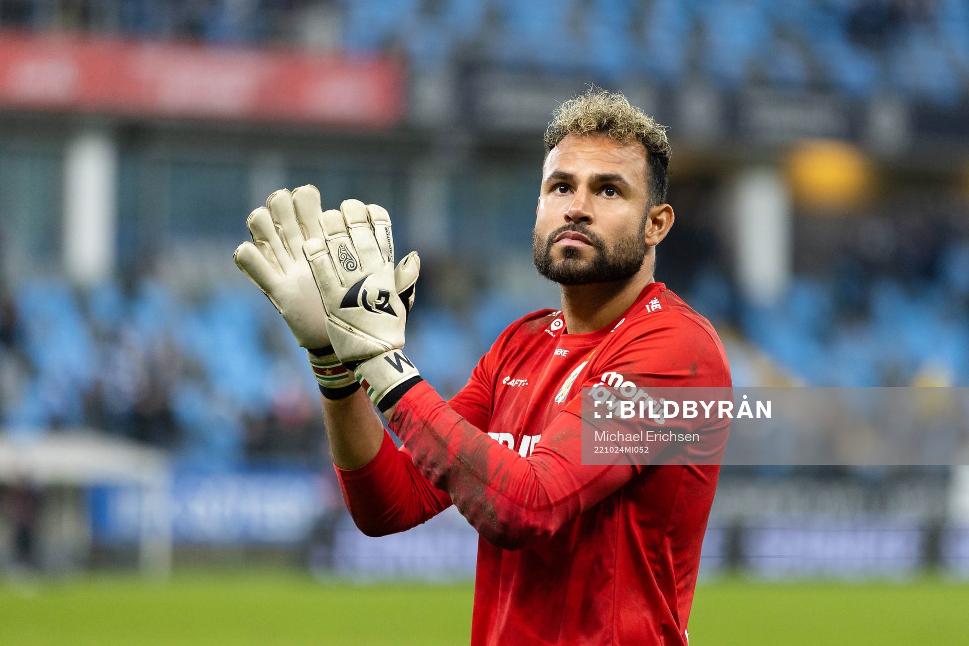 IFK Göteborgs målvakt Warner Hahn tackar publiken