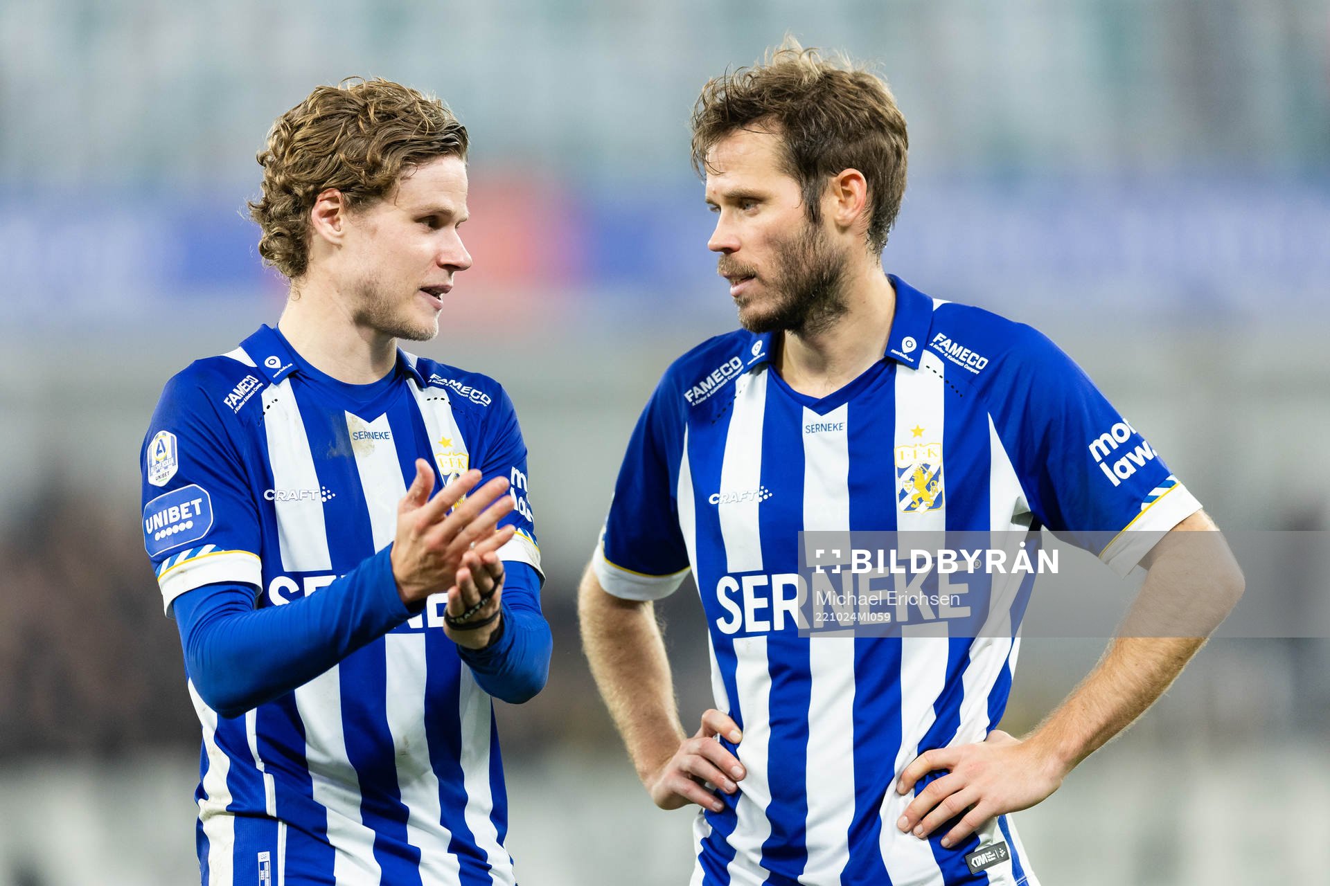 IFK Göteborgs Gustaf Norlin och Emil Salomonsson efter fotbollsmatchen i Allsvenskan mellan IFK Göteborg och AIK den 24 oktober 2022 i Göteborg.