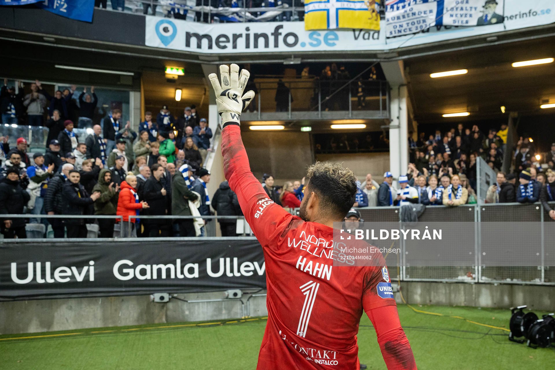 IFK Göteborgs målvakt Warner Hahn tackar publiken
