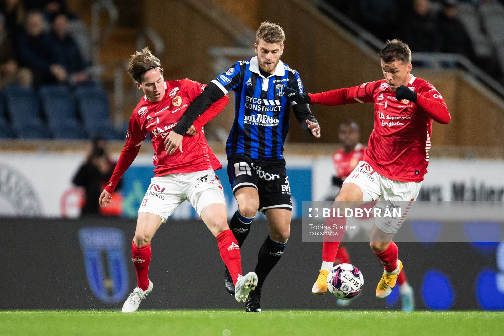 Kalmars Johan Karlsson, Simon Skrabb och Sirius Marcus Klingenberg Mathisen under fotbollsmatchen i Allsvenskan mellan Sirius och Kalmar den 24 oktober 2022 i Uppsala.