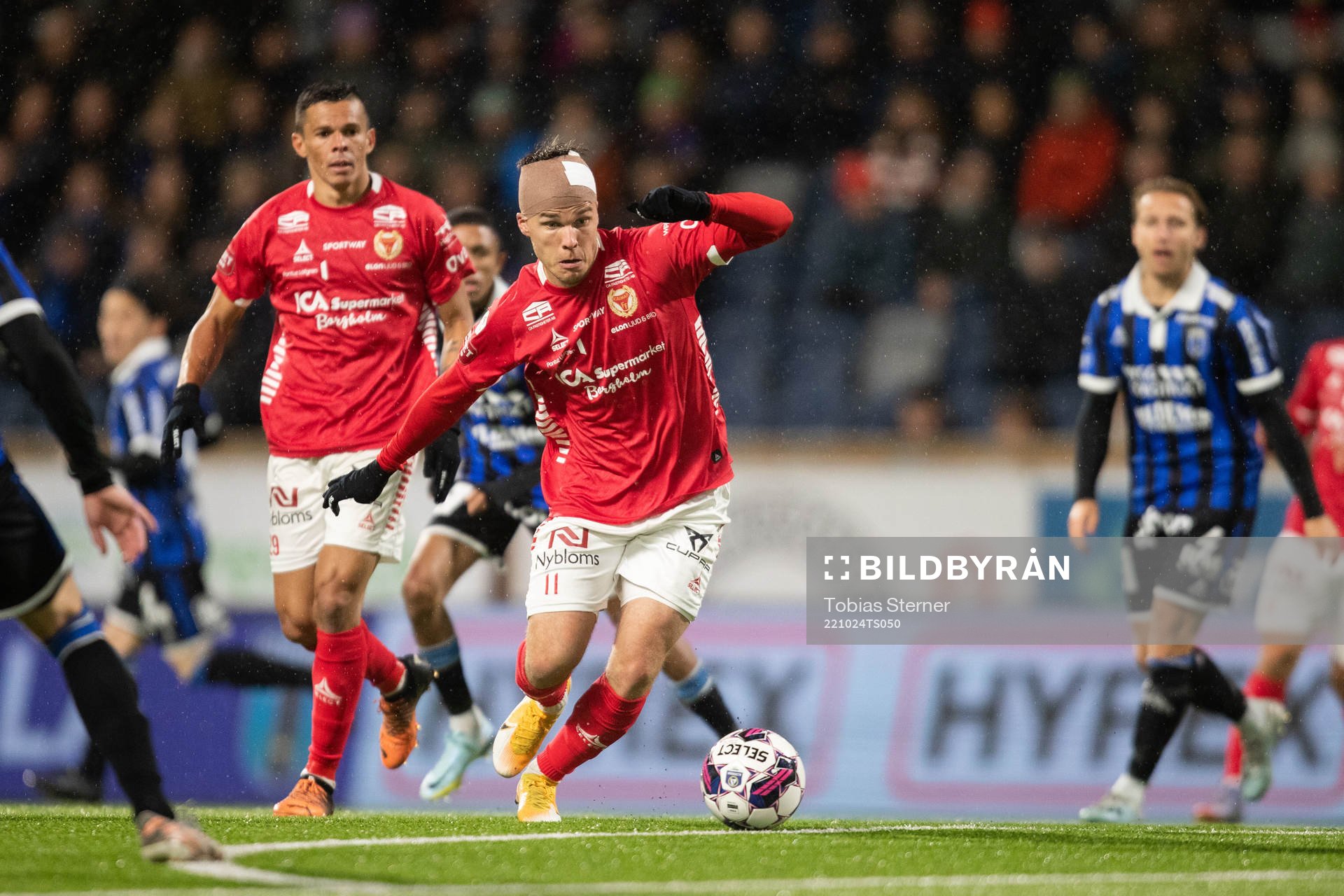 Kalmars Simon Skrabb under fotbollsmatchen i Allsvenskan mellan Sirius och Kalmar den 24 oktober 2022 i Uppsala. 