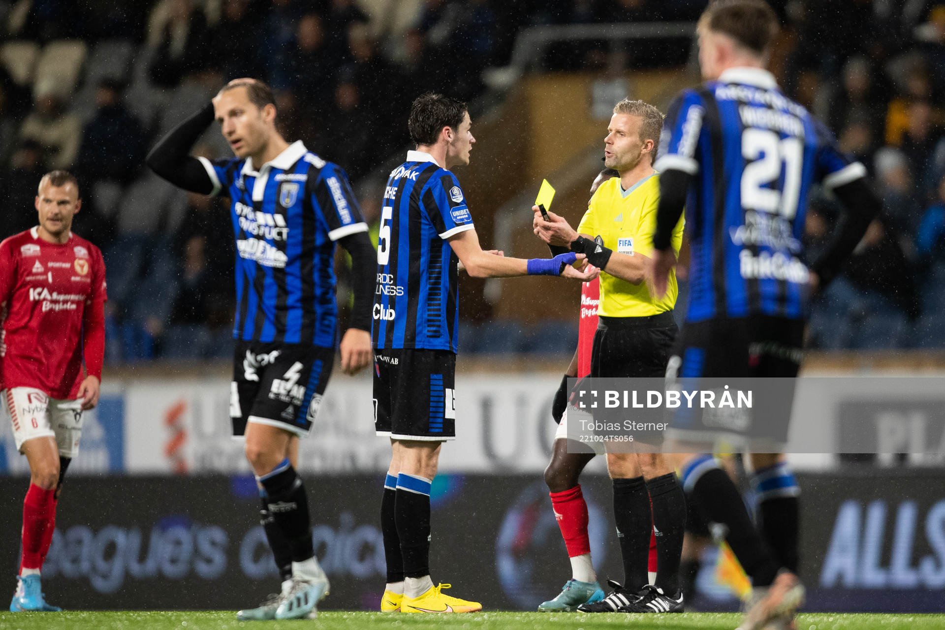 Domare Glenn Nyberg delar ut ett gult kort till Sirius