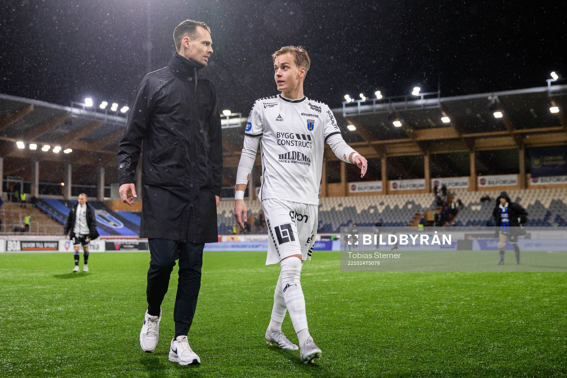 Sirius tränare Daniel Bäckström och målvakt Hannes Sveijer efter fotbollsmatchen i Allsvenskan mellan Sirius och Kalmar den 24 oktober 2022 i Uppsala.