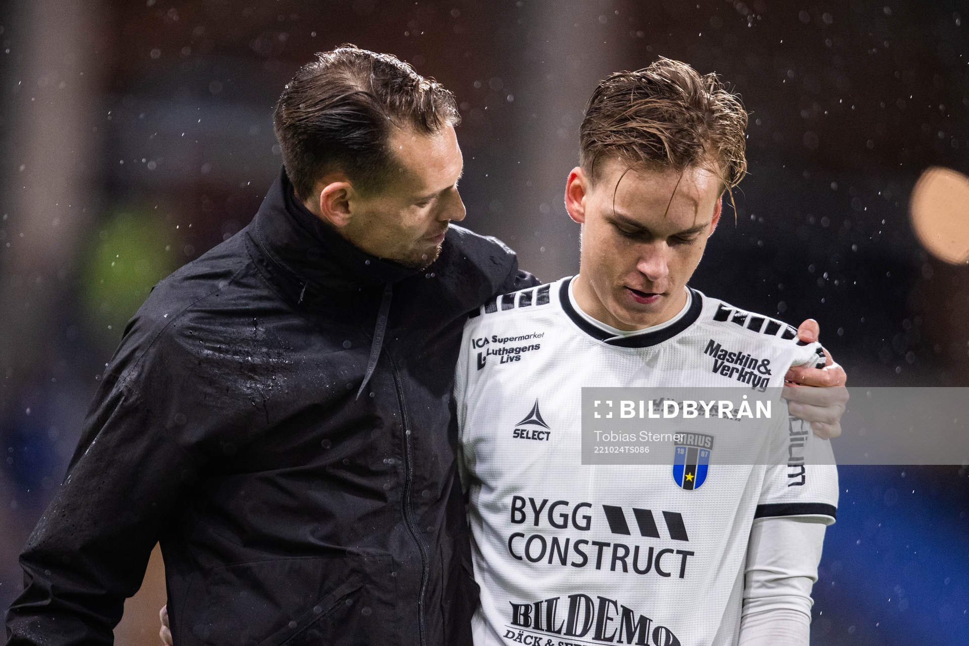 Sirius tränare Daniel Bäckström och målvakt Hannes Sveijer efter fotbollsmatchen i Allsvenskan mellan Sirius och Kalmar den 24 oktober 2022 i Uppsala.