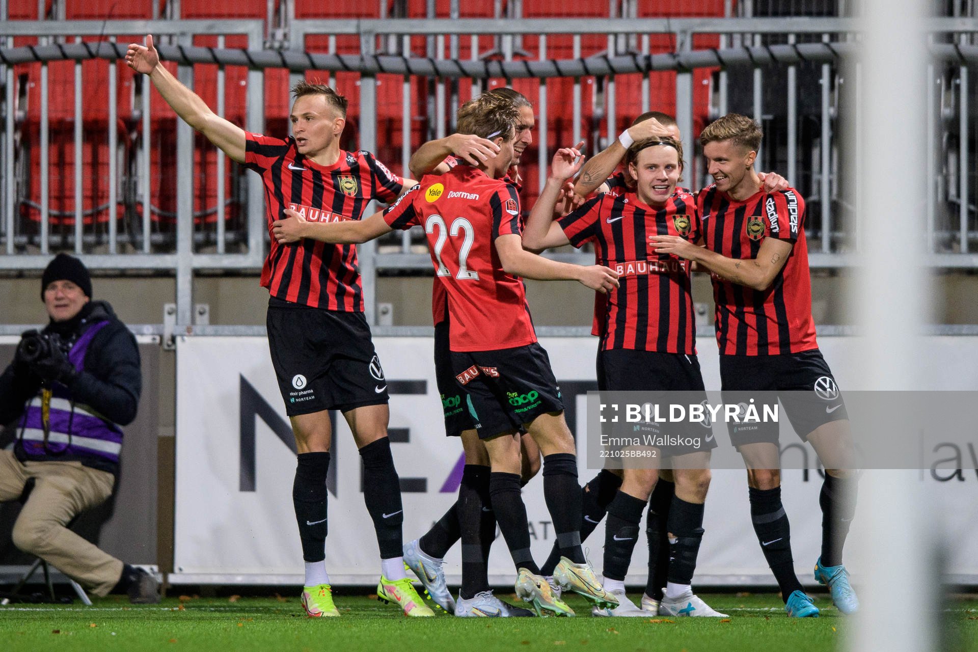 Brommapojkarnas Oscar Pettersson jublar med lagkamrater efter 1-0 under fotbollsmatchen i Superettan mellan Brommapojkarna och Brage den 25 oktober 2022 i Stockholm. 