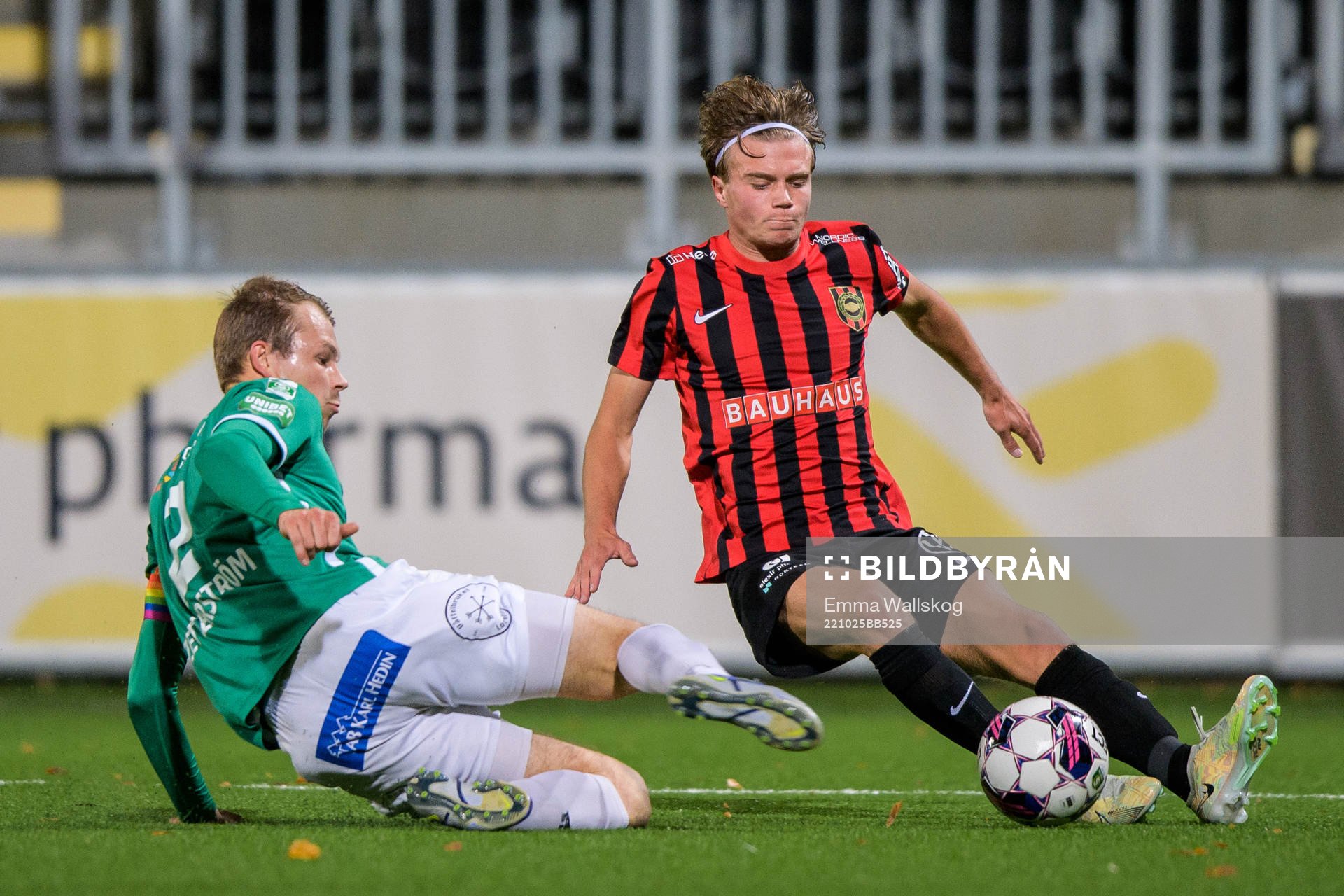 Brages Alexander Zetterström och Brommapojkarnas Wilmer Odefalk under fotbollsmatchen i Superettan mellan Brommapojkarna och Brage den 25 oktober 2022 i Stockholm.