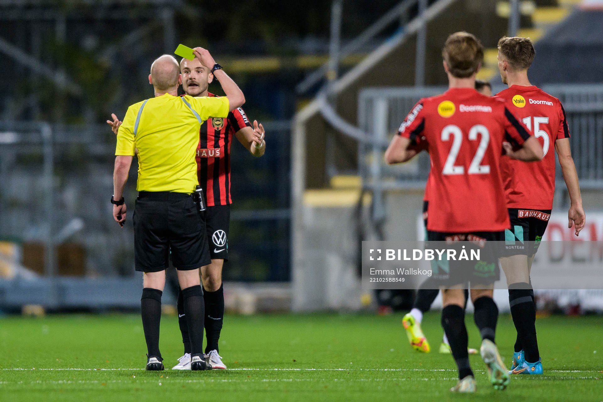 Brommapojkarnas Amadeus Sögaard får ett gult kort av