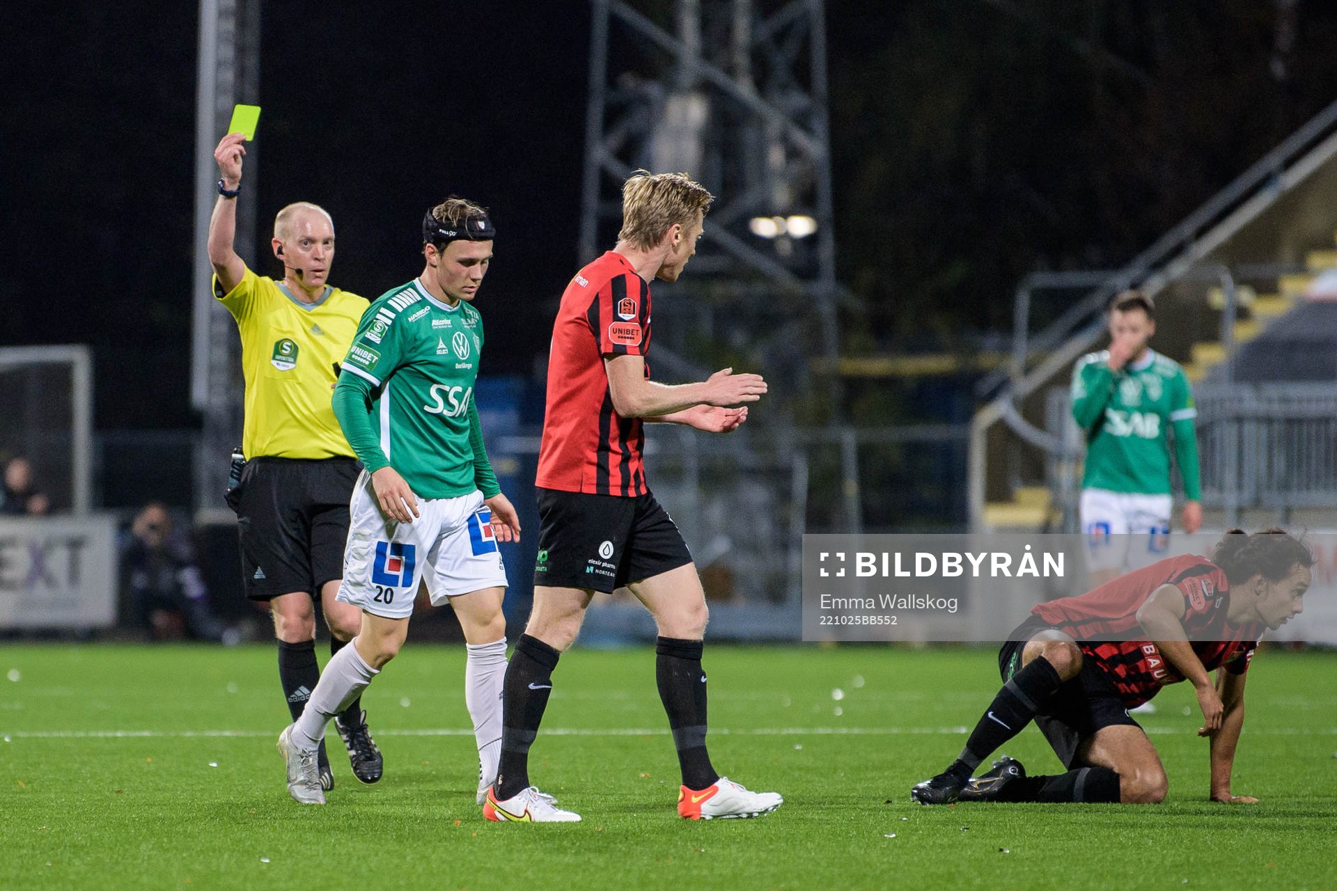Brages Filip Sjöberg får ett gult kort av Domare Per Melin
