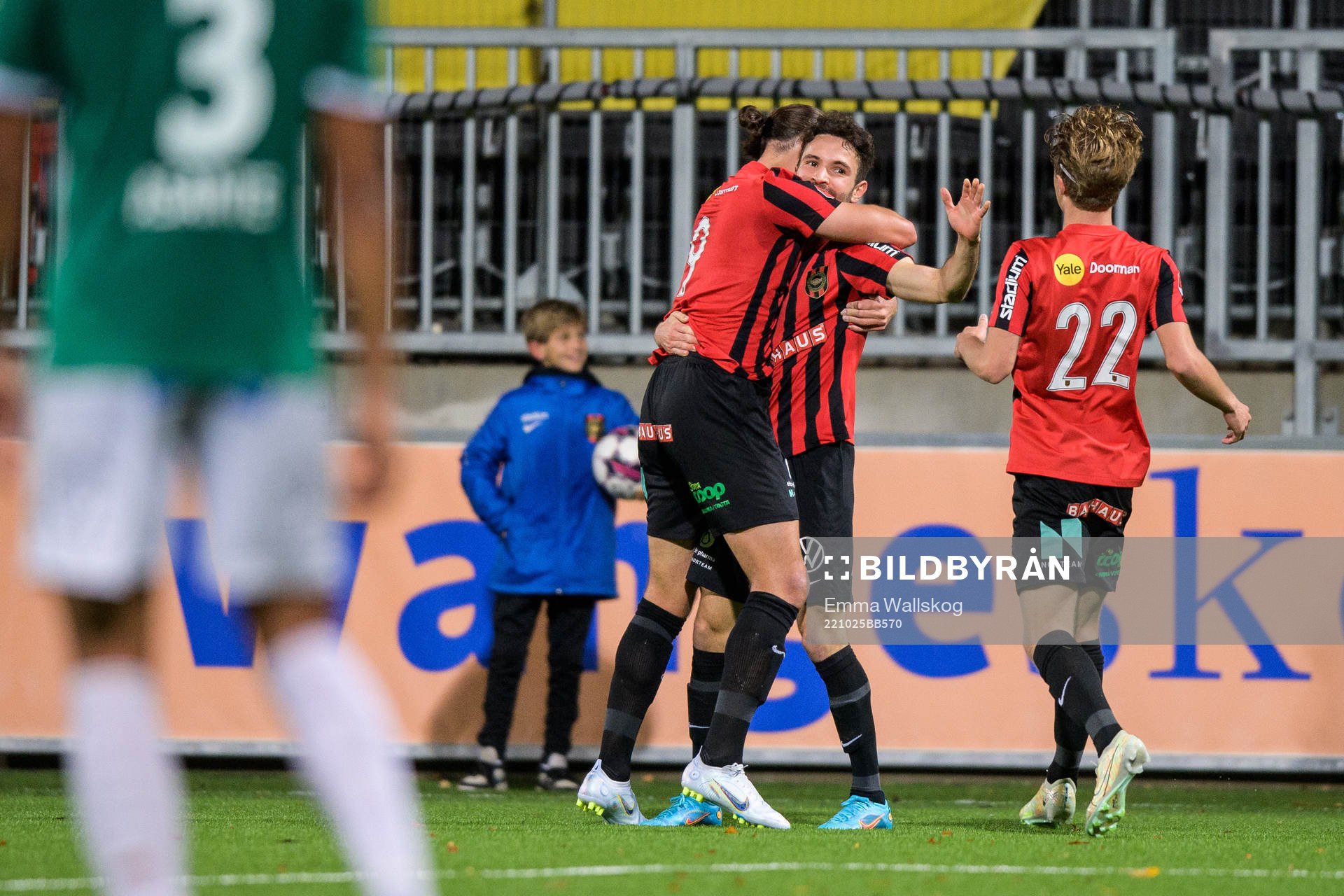 Brommapojkarnas Marijan Cosic jublar med lagkamrater