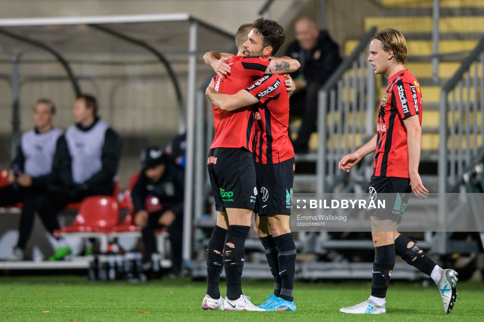 Brommapojkarnas Marijan Cosic jublar med Amadeus Sögaard