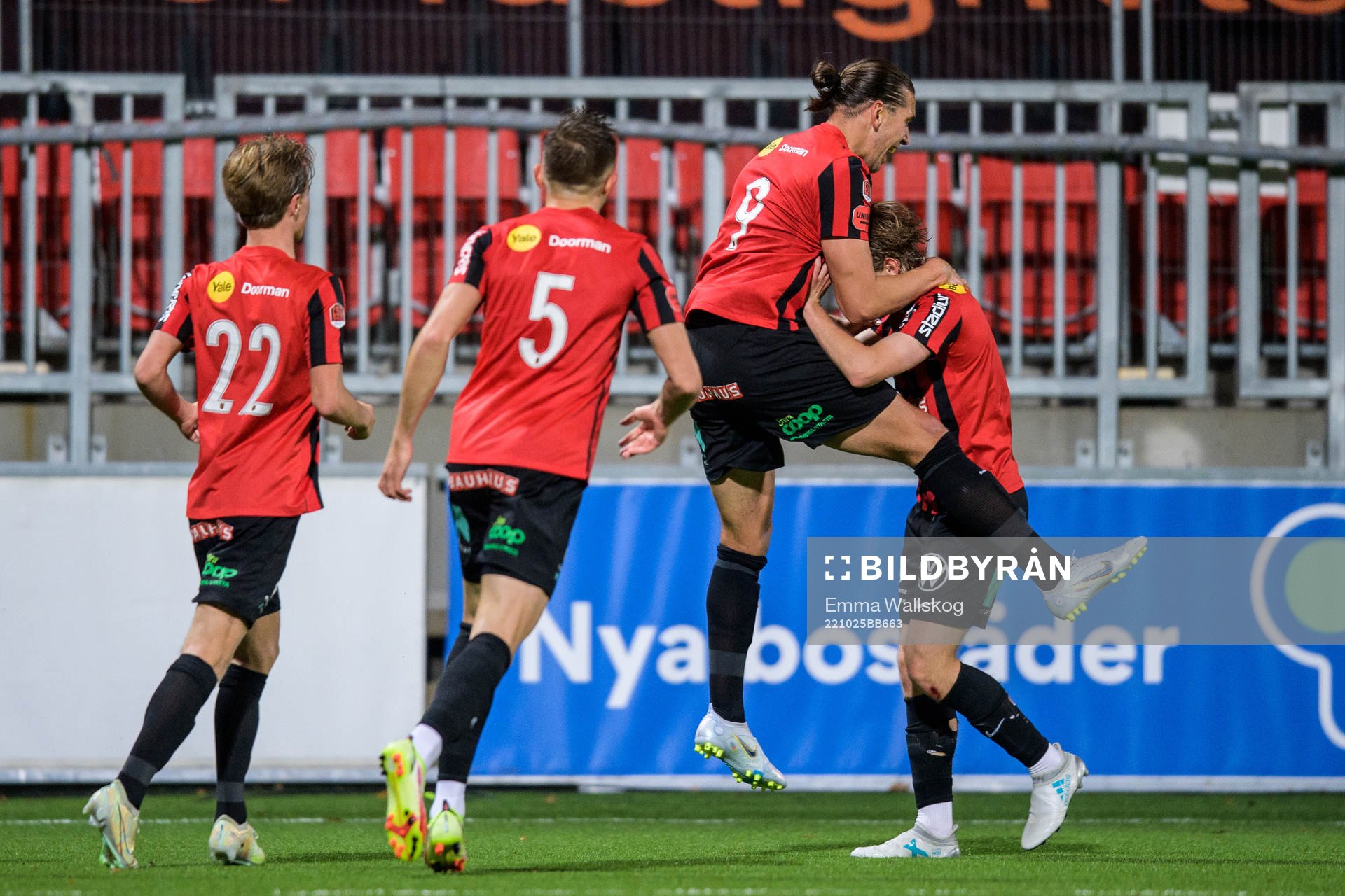 Brommapojkarnas Nikola Vasic juböar
