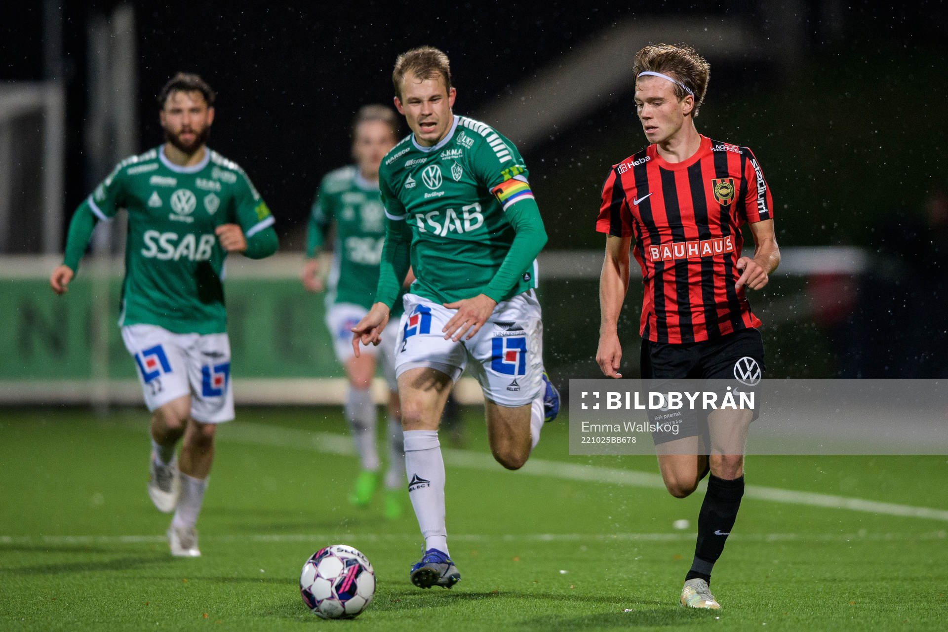 Brages Alexander Zetterström och Brommapojkarnas Wilmer Odefalk under fotbollsmatchen i Superettan mellan Brommapojkarna och Brage den 25 oktober 2022 i Stockholm.