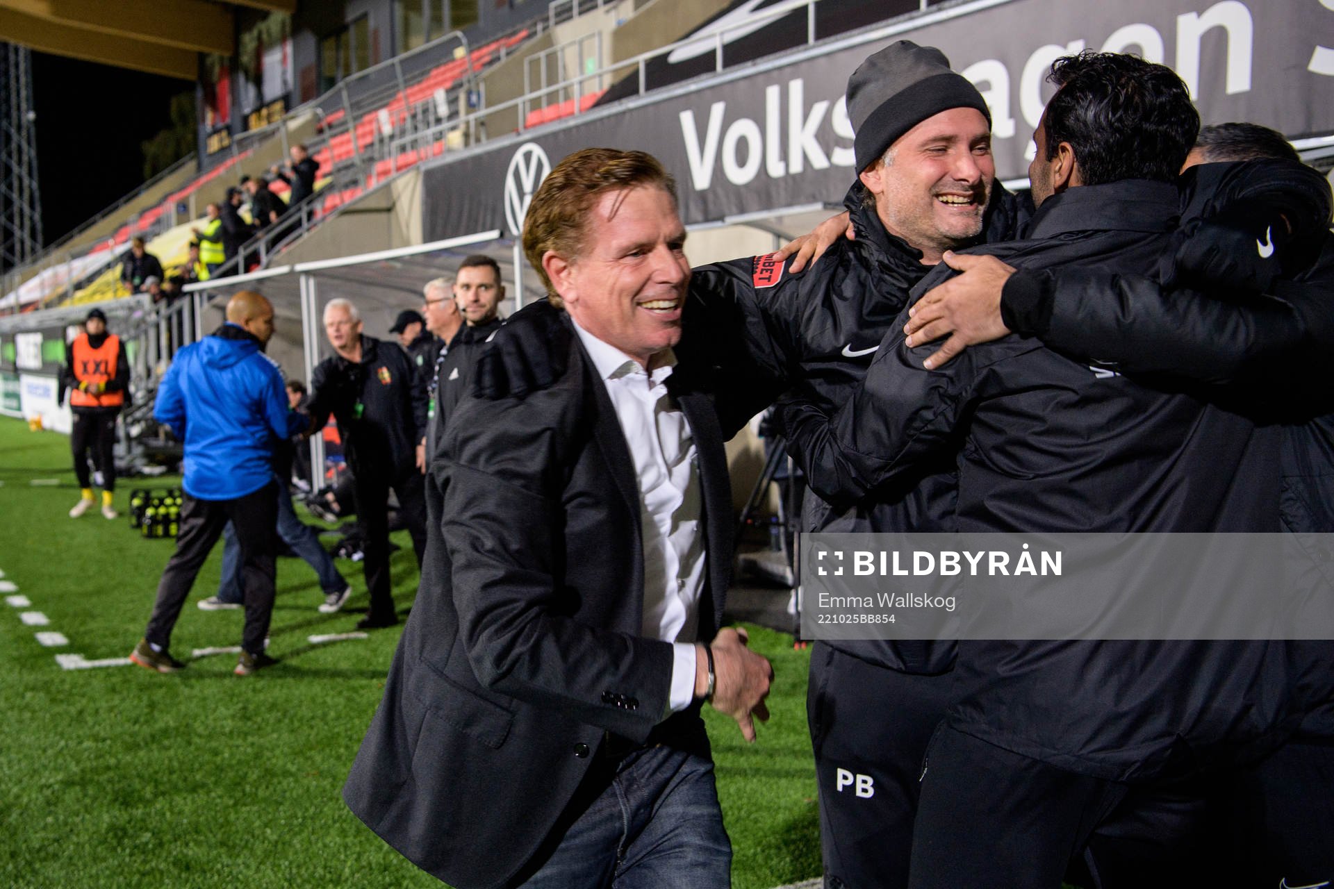 Brommapojkarnas tränare Christer Mattiasson jublar