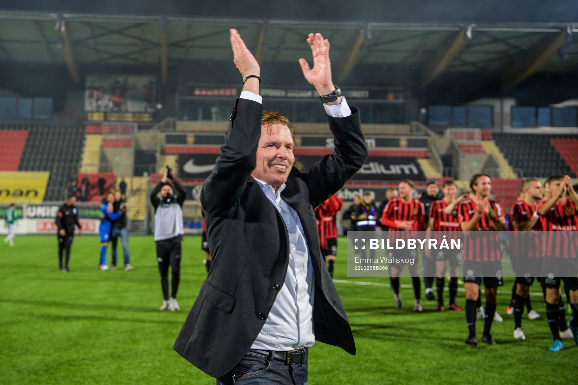 Brommapojkarnas tränare Christer Mattiasson jublar