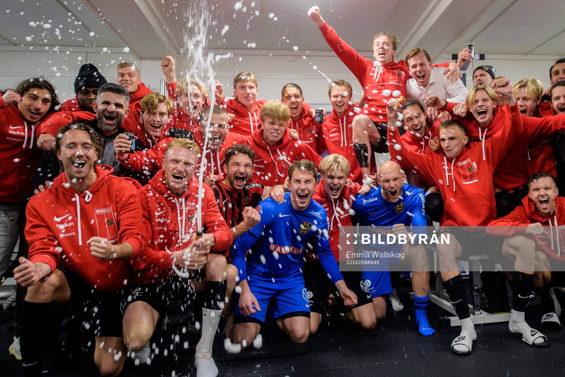 Brommapojkarnas spelare och ledare jublar efter avancemanget till Allsvenskan efter fotbollsmatchen i Superettan mellan Brommapojkarna och Brage den 25 oktober 2022 i Stockholm.