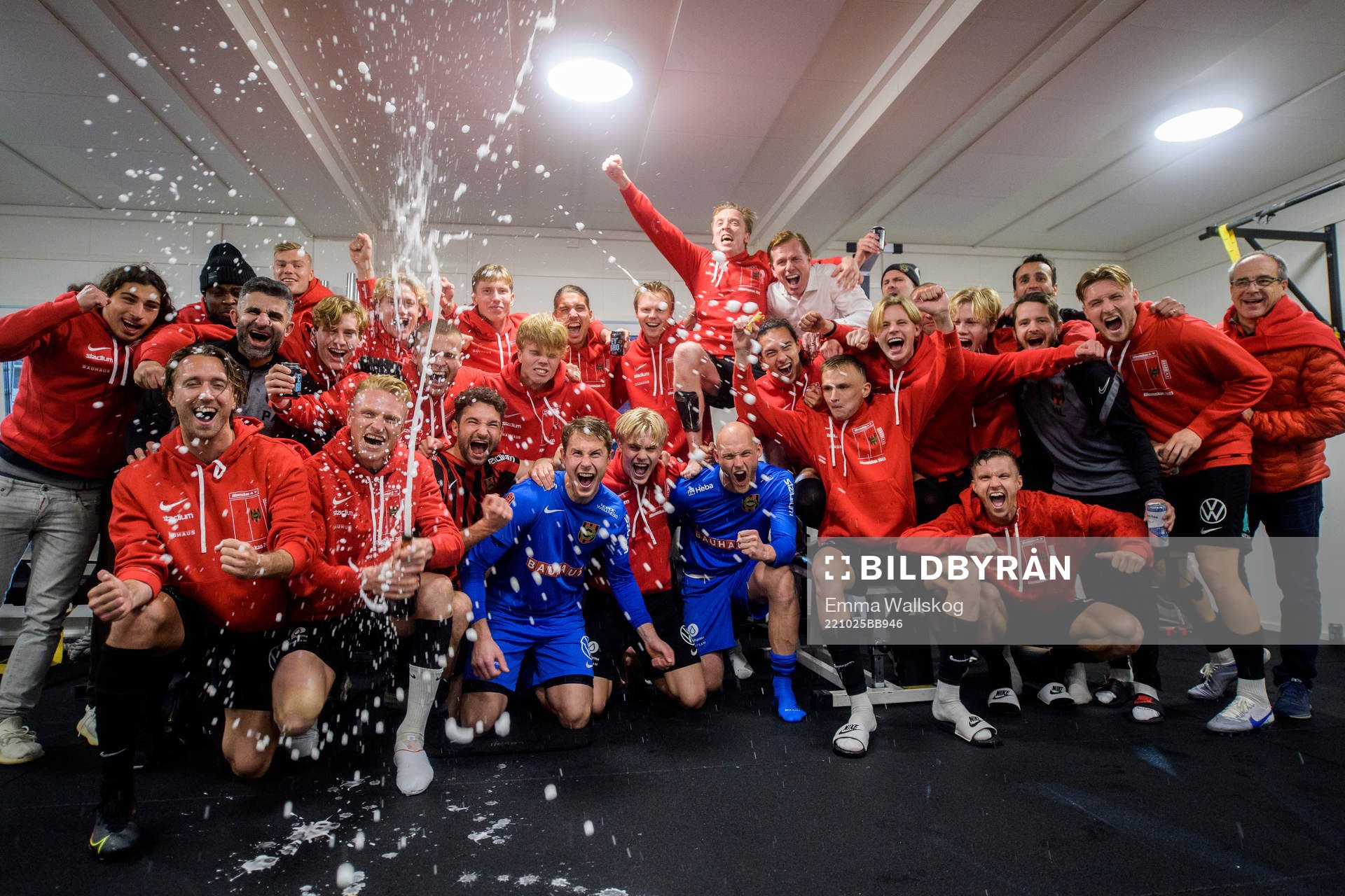 Brommapojkarnas spelare och ledare jublar