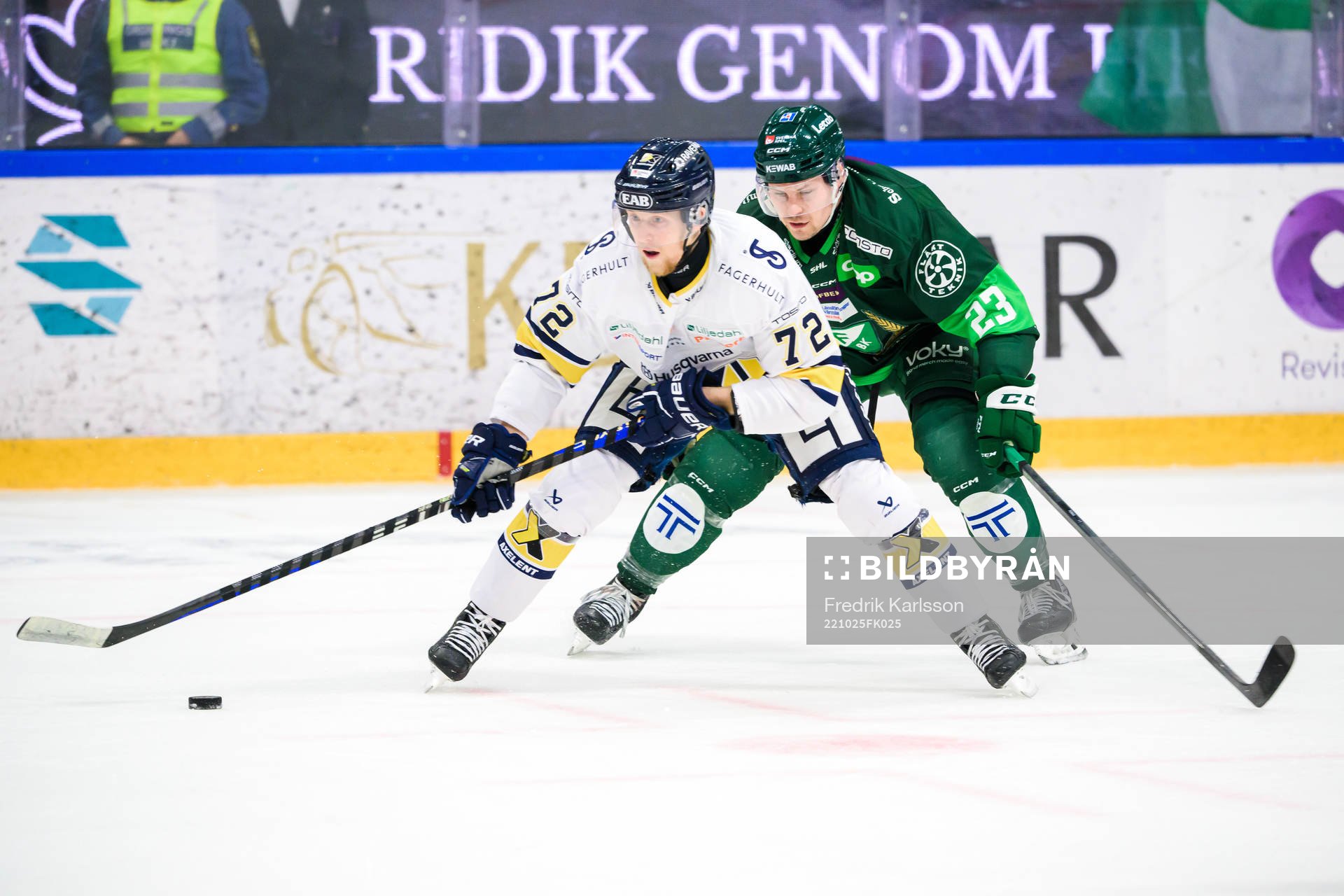HV71s Jonathan Davidsson och Färjestads Ville Pokka