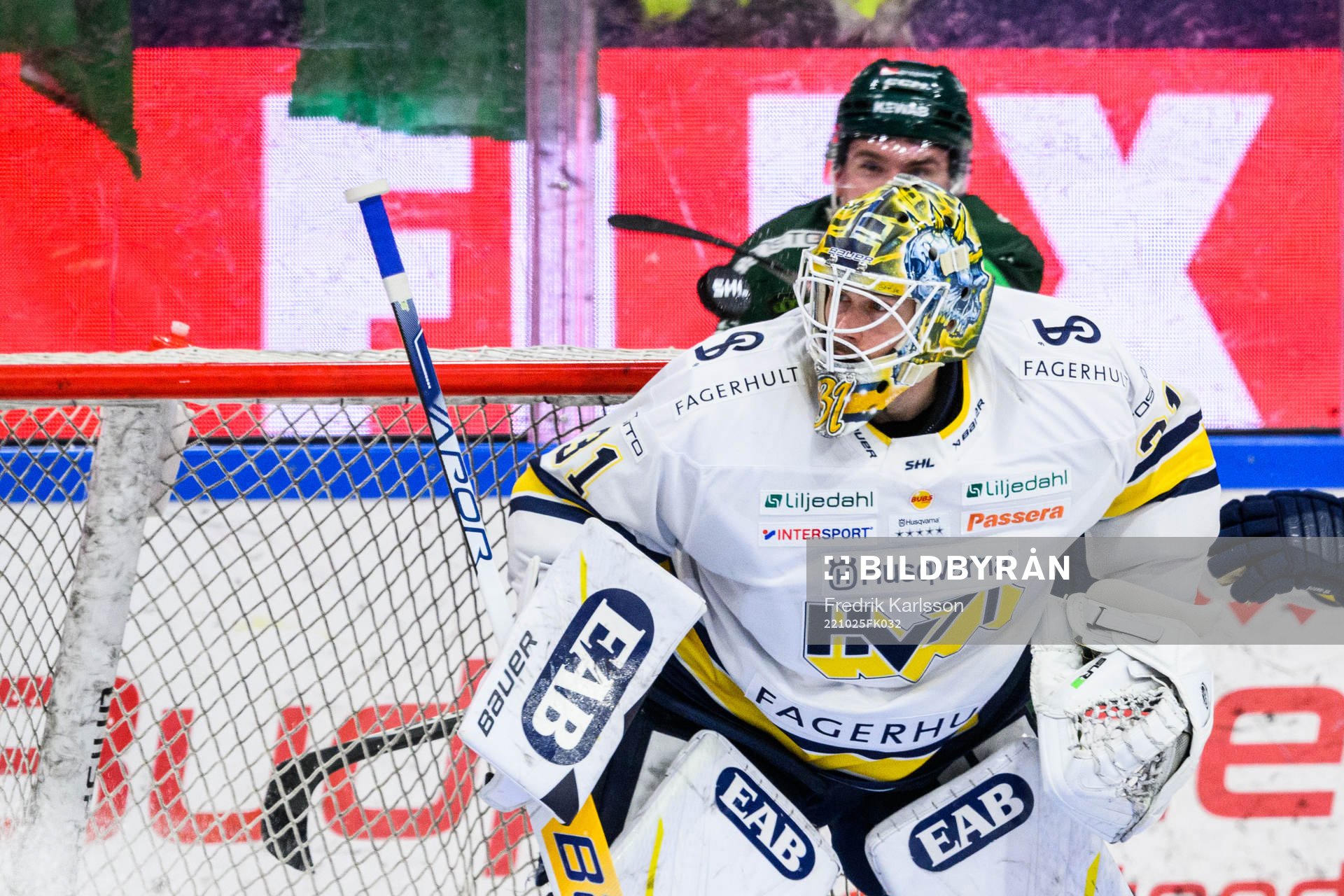 Färjestads Oscar Lawner gör ett mål på HV71s målvakt