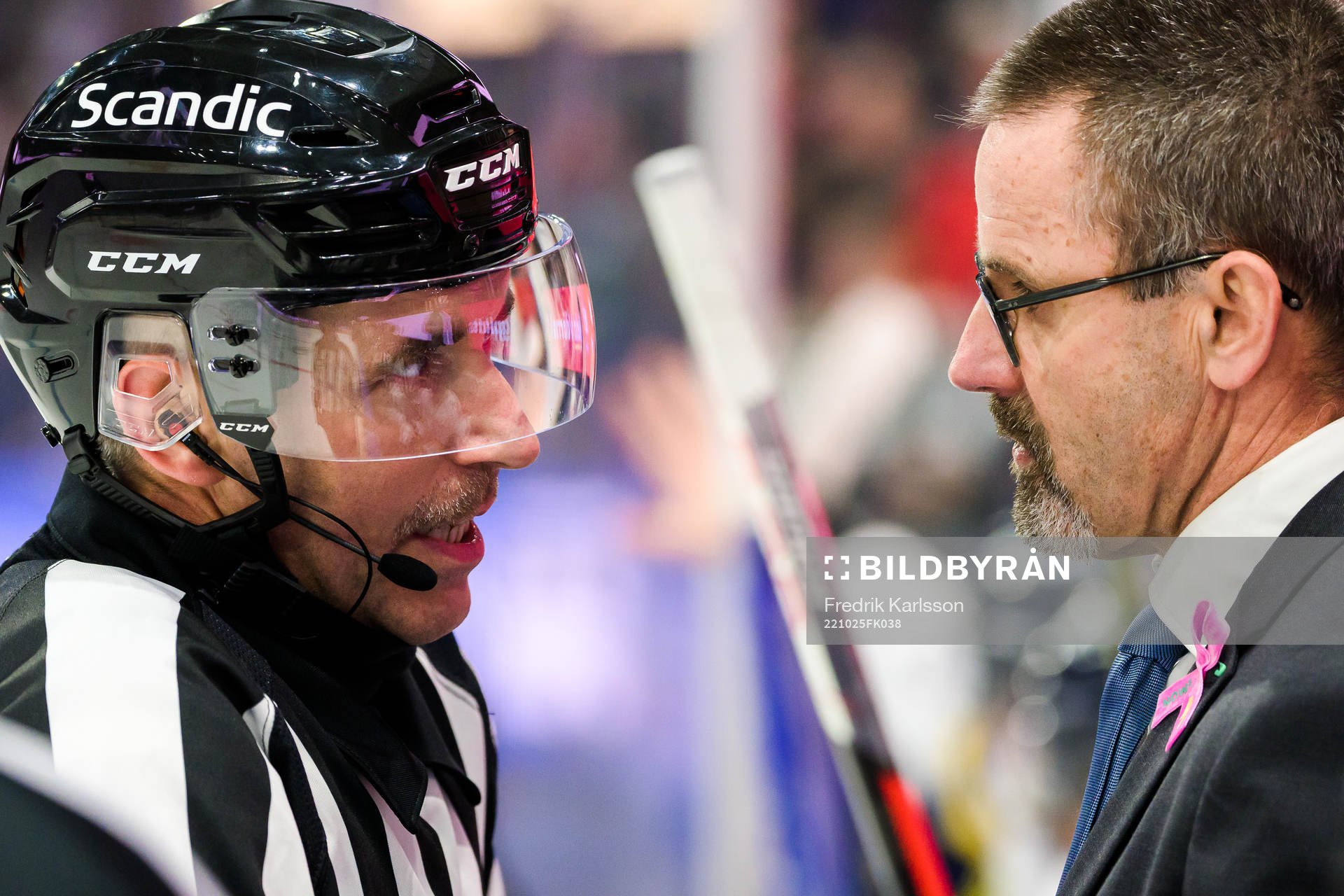 Domare Linus Öhlund och HV71s tränare Tommy Samuelsson