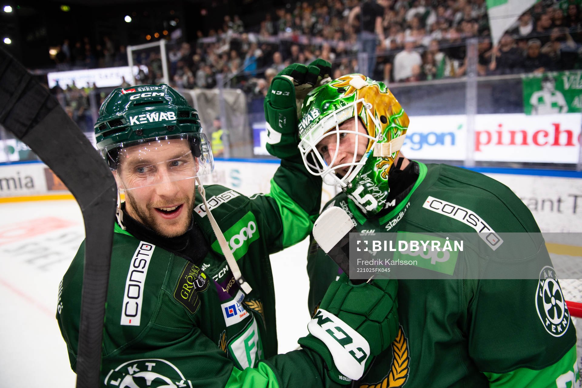 Färjestads Per Åslund och målvakt Dennis Hildeby jublar
