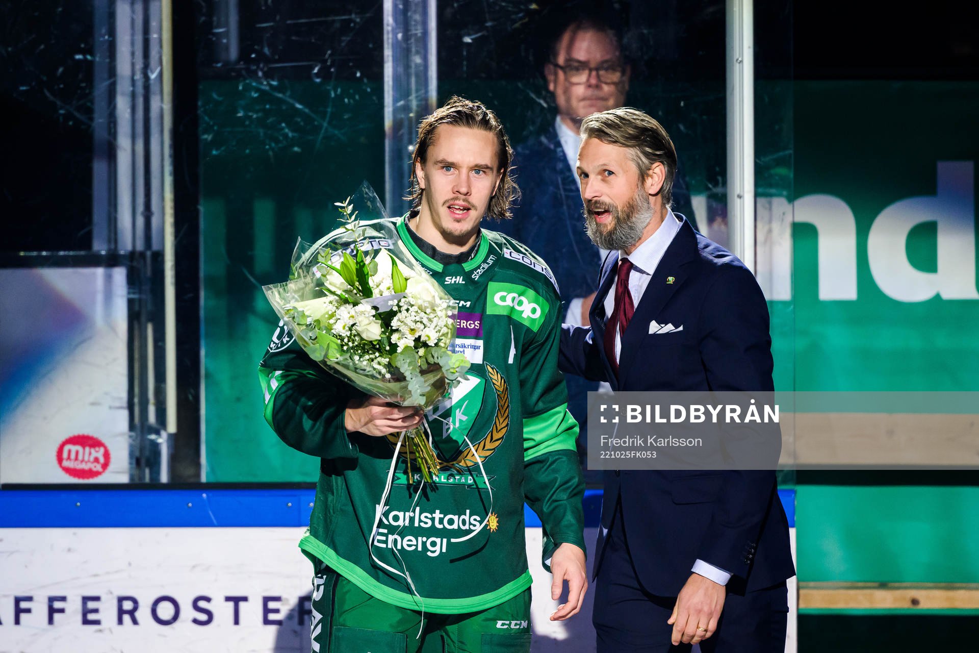 Färjestads Joakim Nygård får blommor av Sportdirektör